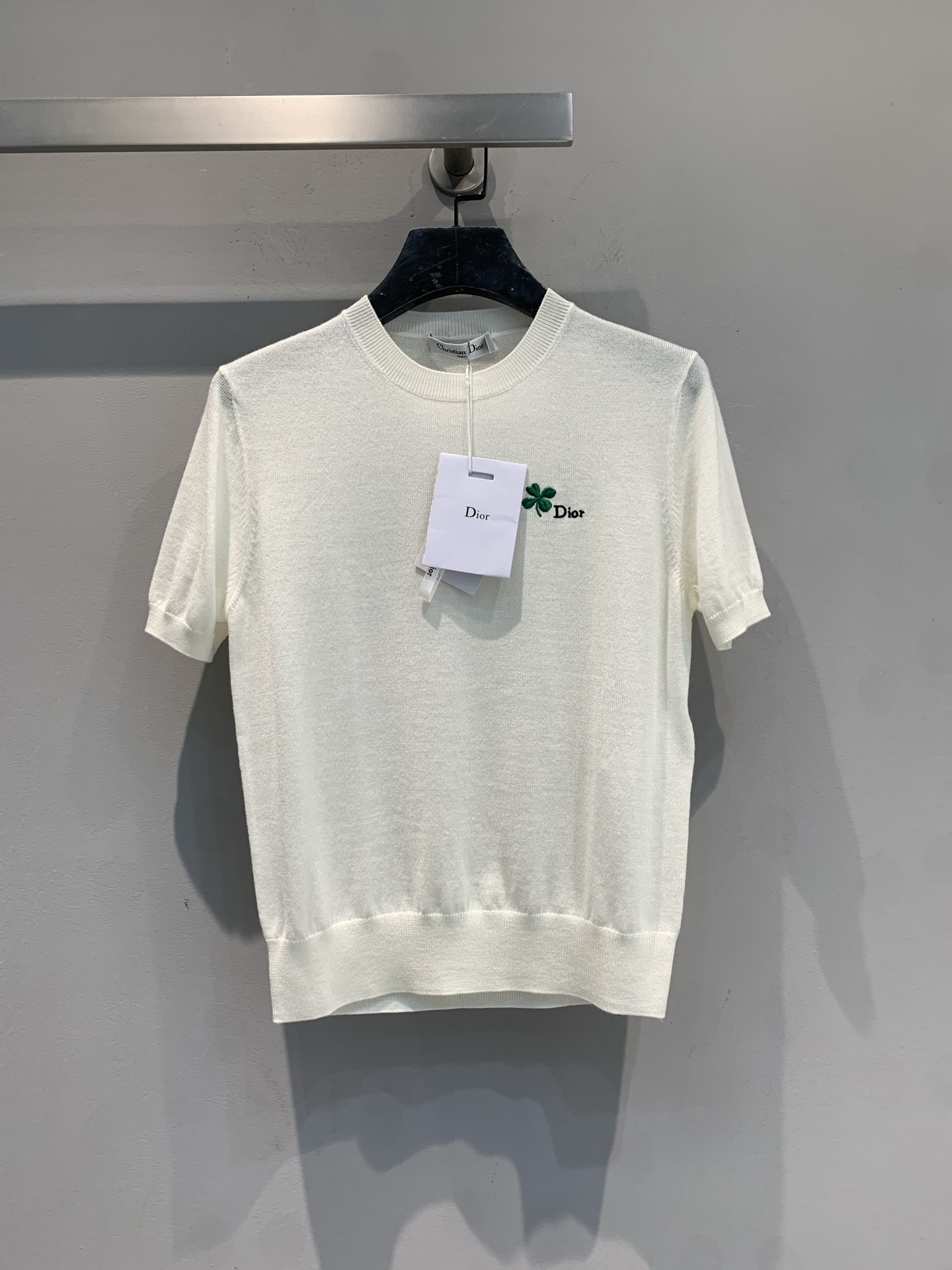 NO:708022,The new model is shipped. Original development CD2026 early spring new style fashionable and versatile embroidered four-leaf clover knitted short-sleeve, white light knitted fabric, breathable and comfortable, perfect for spring and summer! Green four-leaf clover embroidery on the chest means luck, paired with the Dior logo, full of brand sense. Round neck + short sleeve design, simple and versatile, can be easily used in daily or light formal occasions. The four-leaf clover element is the highlight of this season, symbolizing nature and good luck, perfect for you who like exquisite details. Size 36  38 40,,dior,T-shirt,19860909新款出货啦 原版开发 CD2026早春新款时髦百搭刺绣四叶草针织短袖,白色轻薄针织面料,透气舒适,春夏穿超合适!胸前绿色四叶草刺绣,寓意幸运,搭配Dior标志,品牌感满满.圆领+短袖设计,简约百搭,日常或轻正式场合都能轻松驾驭.四叶草元素是本季亮点,象征自然与好运,超适合喜欢精致细节的你.码数36 38 40,,dior,T-shirt,,Women's clothing