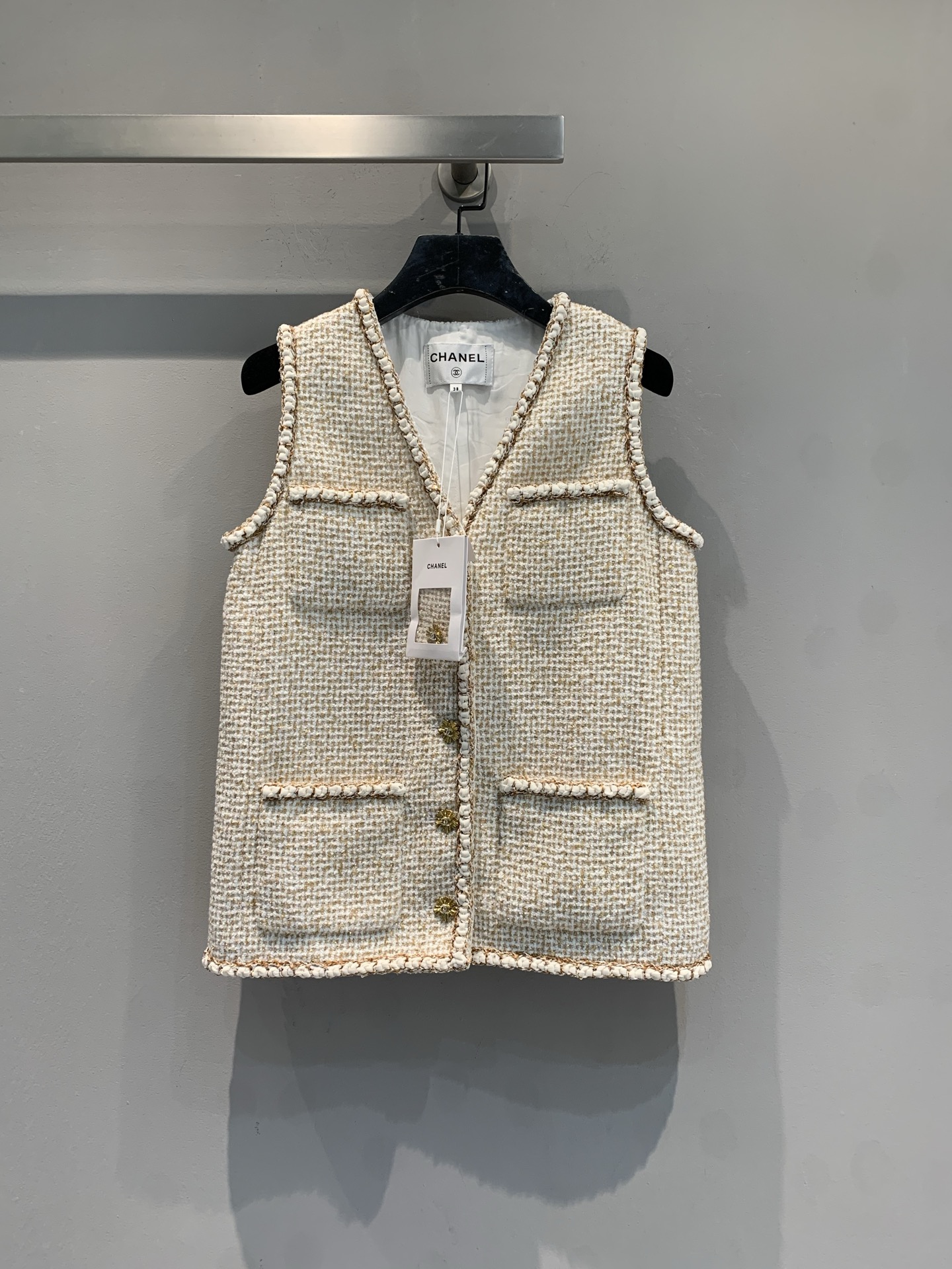 NO:708386,Comes with dust bag, new model shipped M with dust bag, original development C's 2026 new early spring vacation series gold tweed vest, off-white + light gold color, classic tweed blended gold, sparkling in the light and super eye-catching! V-neck sleeveless design, four pockets + gold buttons, full edge woven piping details. Easily create an elegant layering, fashionable and versatile! Code number 36 38 40,,chanel,19860909配防尘袋新款出货啦M配防尘袋 原版开发 C家2026早春新款度假系列金丝粗花呢马甲,米白+浅金配色,经典粗花呢混纺金丝,光线下波光粼粼超吸睛!V领无袖设计,四口袋+金色纽扣,边缘编织滚边细节满分.轻松打造优雅层次感,时髦又百搭! 码数36 38 40,,chanel,,Women's clothing