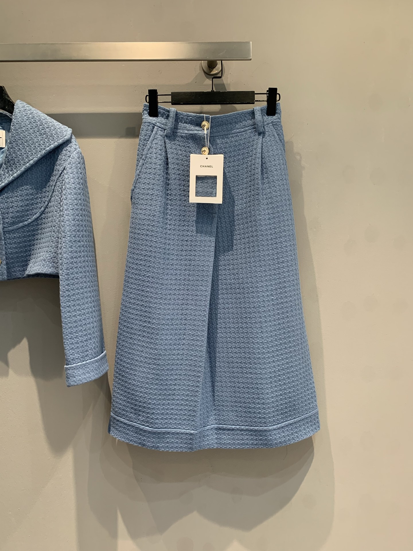 NO:708687,The new model is shipped and the original version is developed. C's 2026 early spring new blue houndstooth gold-button skirt is made of high-quality tweed with fine texture and texture. The high-waisted A-line version + metal buttons have an elegant and retro temperament. The blue tone is fresh and soft, which is very suitable for spring and summer wear. It can be easily managed whether it is commuting or formal occasions. The skirt is moderate in length and modifies the leg shape. When paired with a shirt or knitted top, you can easily get a rich or French elegant look. Code number 36 38  40,,chanel,skirts,shirts,19860909新款出货啦原版开发 C家2026早春新款蓝色千鸟格金扣半身裙,采用高品质粗花呢,纹理细腻有质感.高腰A字版型+金属纽扣,优雅复古气质满分.蓝色调清新柔和,春夏穿搭超适合,无论通勤还是正式场合都能轻松驾驭.裙长适中,修饰腿型,搭配衬衫或针织上衣,轻松get千金风or法式优雅look码数36 38 40,,chanel,skirts,shirts,,Women's clothing