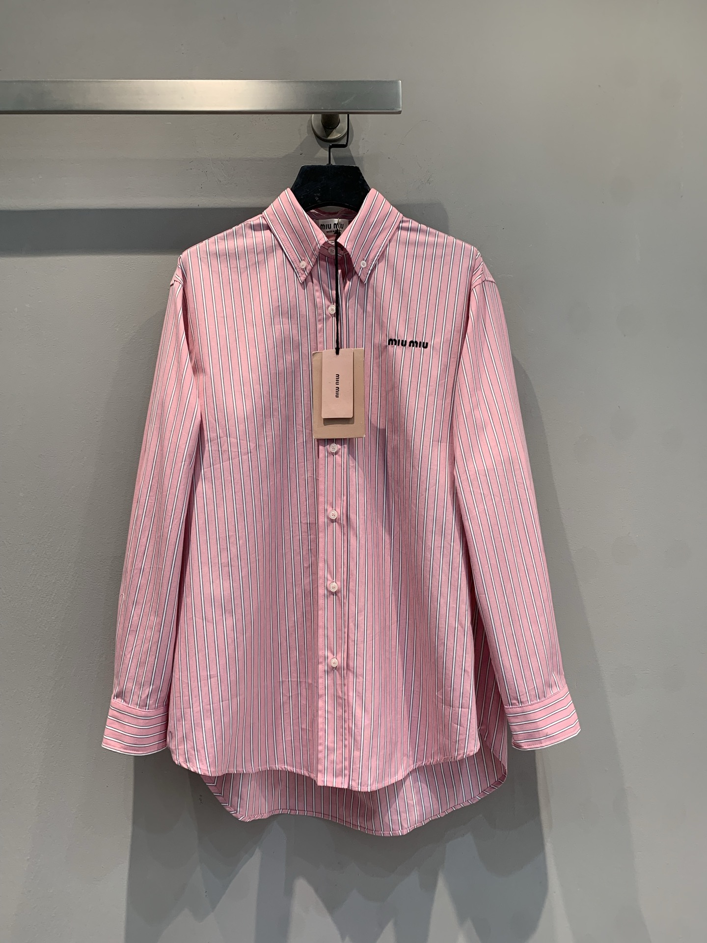 NO:708677,The new model is shipping. M is originally developed by Miumi*2026 new early spring pink striped shirt, made of light cotton fabric, soft and comfortable, perfect for spring and summer!  Pink bottom + pinstripes, brand embroidery on the left chest, perfect for recognition. Loose silhouette + classic long sleeves, it is OK to wear alone or layered, and can be easily used for commuting and leisure. Inspired by women's daily and professional narratives, practical and fashionable, it is one of the popular items this season. Size SML,, miumiu, shirts,19860909新款出货啦M 原版开发 Miumi*2026早春新款粉色条纹衬衫,轻薄棉质面料,柔软舒适,春夏穿超合适！粉色底+细条纹,左胸品牌刺绣,辨识度满分.宽松廓形+经典长袖,单穿或叠搭都很OK,通勤休闲都能轻松驾驭.灵感来自女性日常与职业叙事,实用又时髦,是本季热门单品之一码数SML,,miumiu,shirts,,Women's clothing