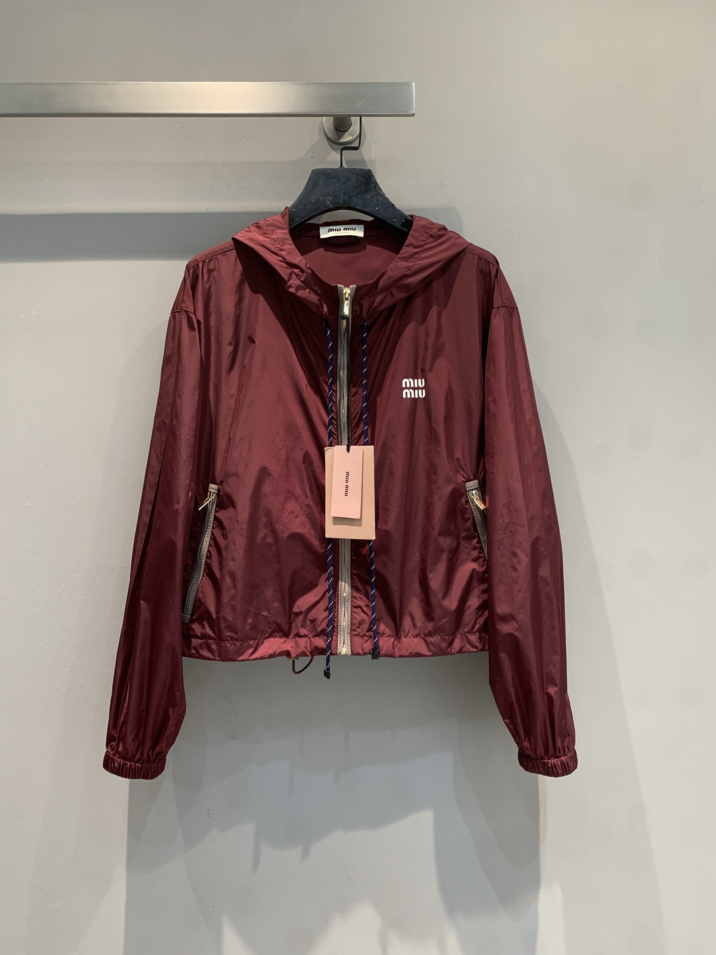 NO:708690,The new model is shipping. The original developed Miumi*2026 early spring new fashionable and versatile burgundy nylon jacket is light and breathable, perfect for spring and autumn!  Hooded + zipper design, elasticated cuffs and hem, windproof and comfortable. Brand logo on the chest, perfect details, zipper and drawstring embellishment, practical and stylish. The burgundy color is low-key and luxurious. It looks great when paired with a skirt of the same color or a light-colored inner layer. It can be easily used for daily outings or layering. It is a versatile item in many seasons!  Size SML,,miumiu,skirts,jackets & coats,hats,19860909新款出货啦 原版开发 Miumi*2026早春新款时髦百搭酒红色尼龙夹克,轻薄透气,春秋季节超适合！连帽+拉链设计,袖口和下摆松紧收口,防风又舒适.胸前品牌标志,细节满分,拉链和抽绳点缀,实用又有型.酒红色低调奢华,搭配同色系半裙或浅色内搭都很出彩,日常出街、叠穿都能轻松驾驭,是多季节百搭单品！码数SML,,miumiu,skirts,jackets & coats,hats,,Women's clothing