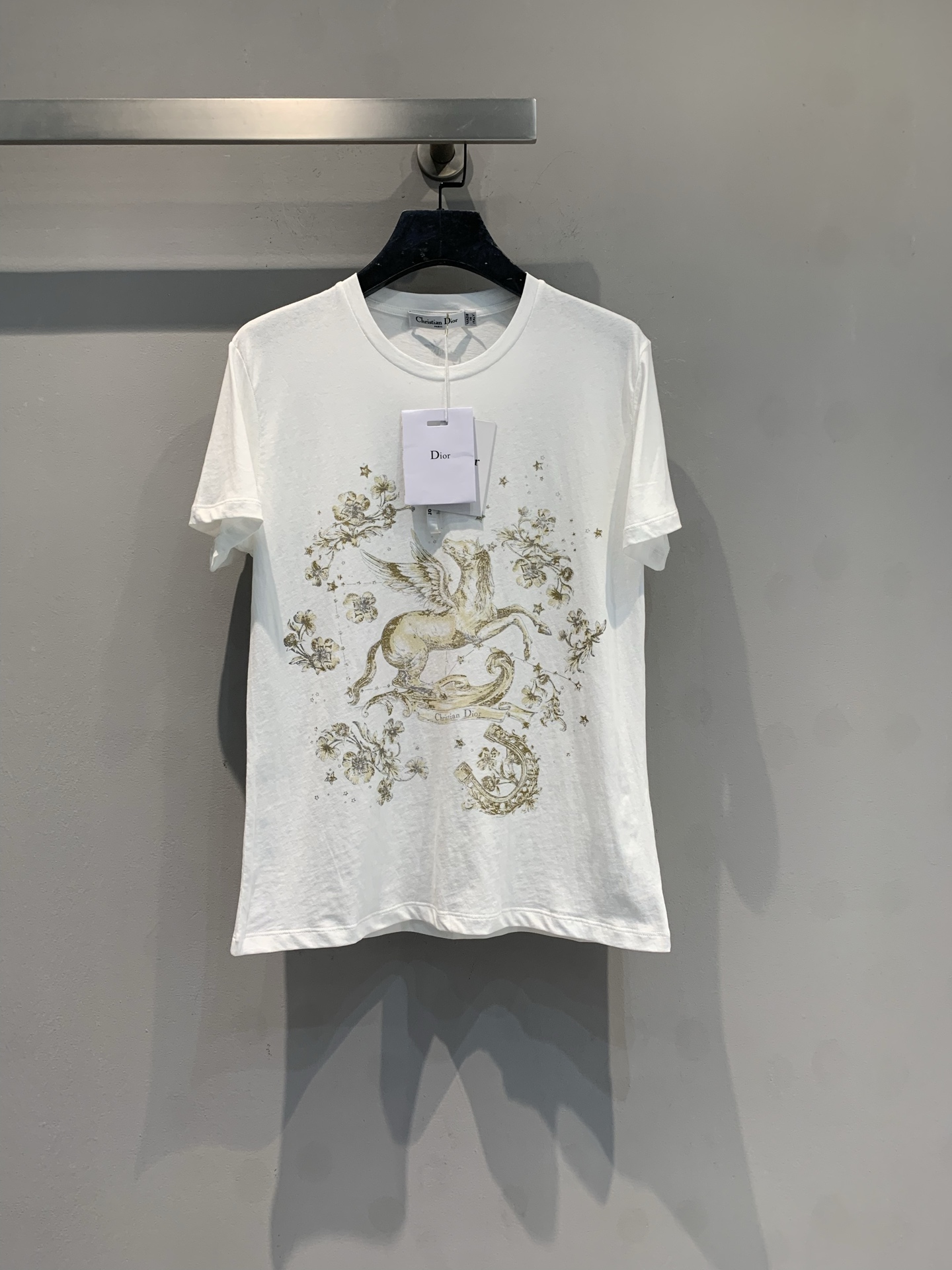 NO:708688,The new model is shipping. M original development CD2026 spring and summer new Pegasus printed white T-shirt, made of cotton and linen blended fabric, breathable and comfortable, perfect for summer!  The retro gilt Pegasus + floral starburst on the front is dreamy and artistic. The simple round neck and short sleeves are versatile and look great with jeans or skirts~ The 2026 spring and summer series is light and energetic, and can be easily worn in daily life or on vacation!  Number of yards 36 38 40,,skirts,jeans,T-shirt,tees,t-shirt,19860909新款出货啦M 原版开发 CD2026春夏新款飞马印花白色T恤,采用棉麻混纺面料,透气舒适,夏天穿超合适！正面复古鎏金飞马+花卉星芒,梦幻又有艺术感.简约圆领短袖,百搭不挑人,无论配牛仔裤还是半裙都很出彩～2026春夏系列,轻盈活力,日常或度假都能轻松驾驭！码数36 38 40,,skirts,jeans,T-shirt,tees，t-shirt,,Women's clothing