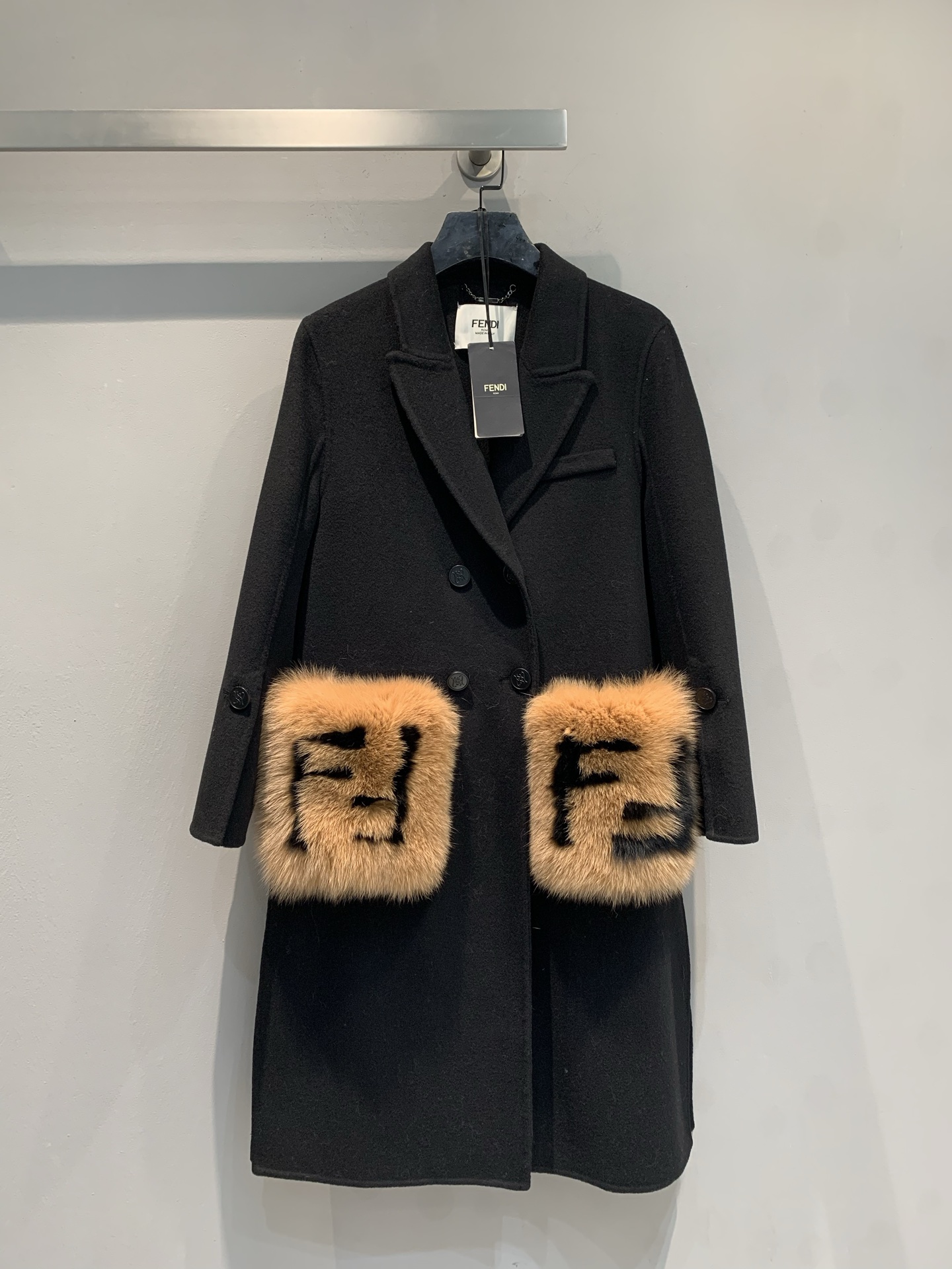 NO:708692,Equipped with dust bag, the new model is shipped. M original development Fend* new autumn and winter fox fur pocket double-sided cashmere coat, with brown fox fur pockets, full of luxury. The 'FF' logo on the pocket is very recognizable, with exquisite details and full sense of craftsmanship. Wear it in autumn and winter, it is warm and fashionable, you can easily wear it for commuting or formal occasions, and it directly fills the noble atmosphere!  Classic design, durable and timeless, it is a must-have item for autumn and winter wardrobe ~ Size 36 38 40,,fendi,19860909配防尘袋新款出货啦M原版开发 Fend*秋冬新款狐狸毛口袋双面羊绒大衣,搭配棕色狐狸毛口袋,奢华感满满.口袋上的“FF”Logo超有辨识度,细节精致,工艺感十足.秋冬穿它既保暖又时髦,通勤或正式场合都能轻松驾驭,贵气氛围直接拉满！经典设计,耐穿不过时,是秋冬衣橱必备单品～码数36 38 40,,fendi,,Women's clothing