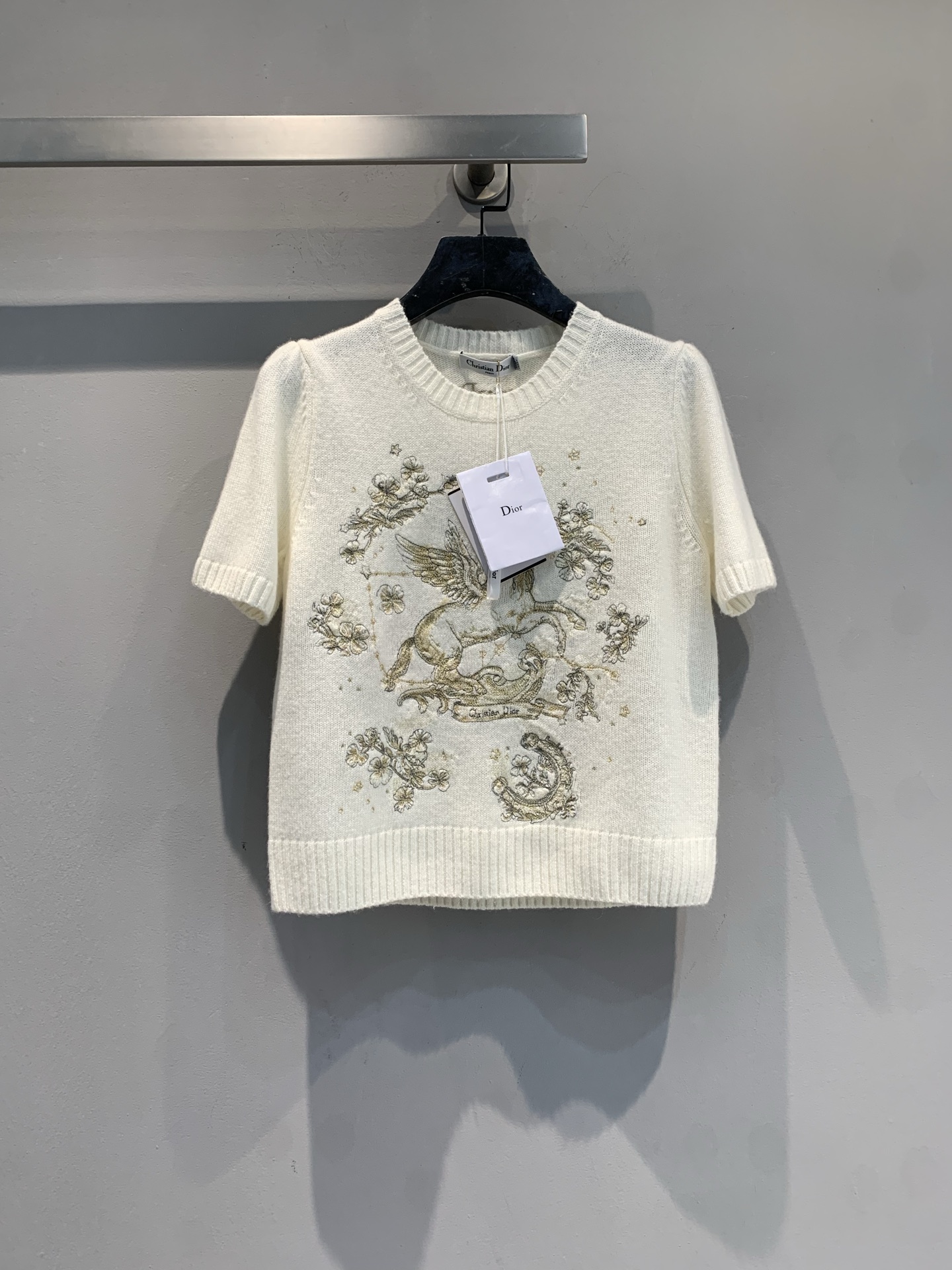 NO:709368,The new model has been shipped. The original development CD2026 early spring new cashmere sweater with Pegasus embroidery for the Year of the Horse is made of soft cashmere, which is super comfortable to the touch and friendly to wear~ Round neck short-sleeved design, simple and elegant, the embroidery of Pegasus on the front is super exquisite, and the details are perfect!  The off-white color is versatile and can be easily matched with various styles. It looks great whether worn alone or as an inner layer. Size 36 38 40, T-shirt,19860909新款出货啦 原版开发 CD2026早春新款马年小飞马刺绣羊绒针织衫,采用柔软羊绒,触感超舒适,贴身穿也很友好～圆领短袖设计,简约大方,正面小飞马刺绣超精致,细节满分！米白色百搭,轻松搭配各种风格,无论单穿还是内搭都很出彩.码数36 38 40,,T-shirt,,Women's clothing