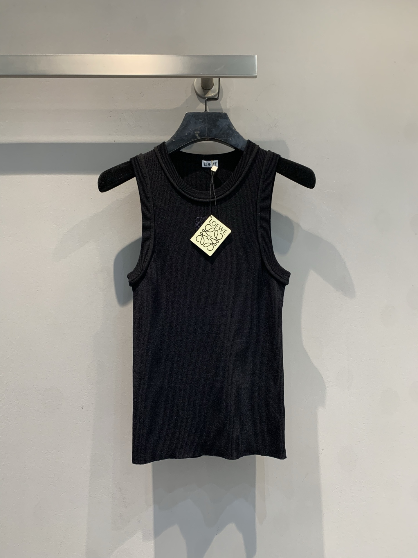 NO:709351,The new model is shipping M. Original development Loew*2026 early spring new style fashionable and versatile embroidered logo sleeveless knitted vest, simple round neck design, slim cut, fit the body shape, showing elegant temperament. High-quality customer-supplied fabric, soft and skin-friendly, good breathability, close-fitting and super comfortable!  The low-key embroidered logo on the chest is full of details and highly recognizable. The black color is versatile and can be worn alone or as an inner layer. It can be easily used in commuting, casual and formal occasions. It is a must-have and practical item in the wardrobe. Black size SML,, loewe,19860909新款出货啦M 原版开发 Loew*2026早春新款时髦百搭刺绣logo无袖针织背心,简约圆领设计,修身剪裁,贴合身形,展现优雅气质.高品质客供面料,柔软亲肤,透气性好,贴身超舒服！胸前低调刺绣Logo,细节满分,辨识度高.黑色百搭,单穿或内搭都很OK,通勤、休闲、正式场合都能轻松驾驭,是衣橱必备实用单品. 黑色 码数SML,,loewe,,Women's clothing