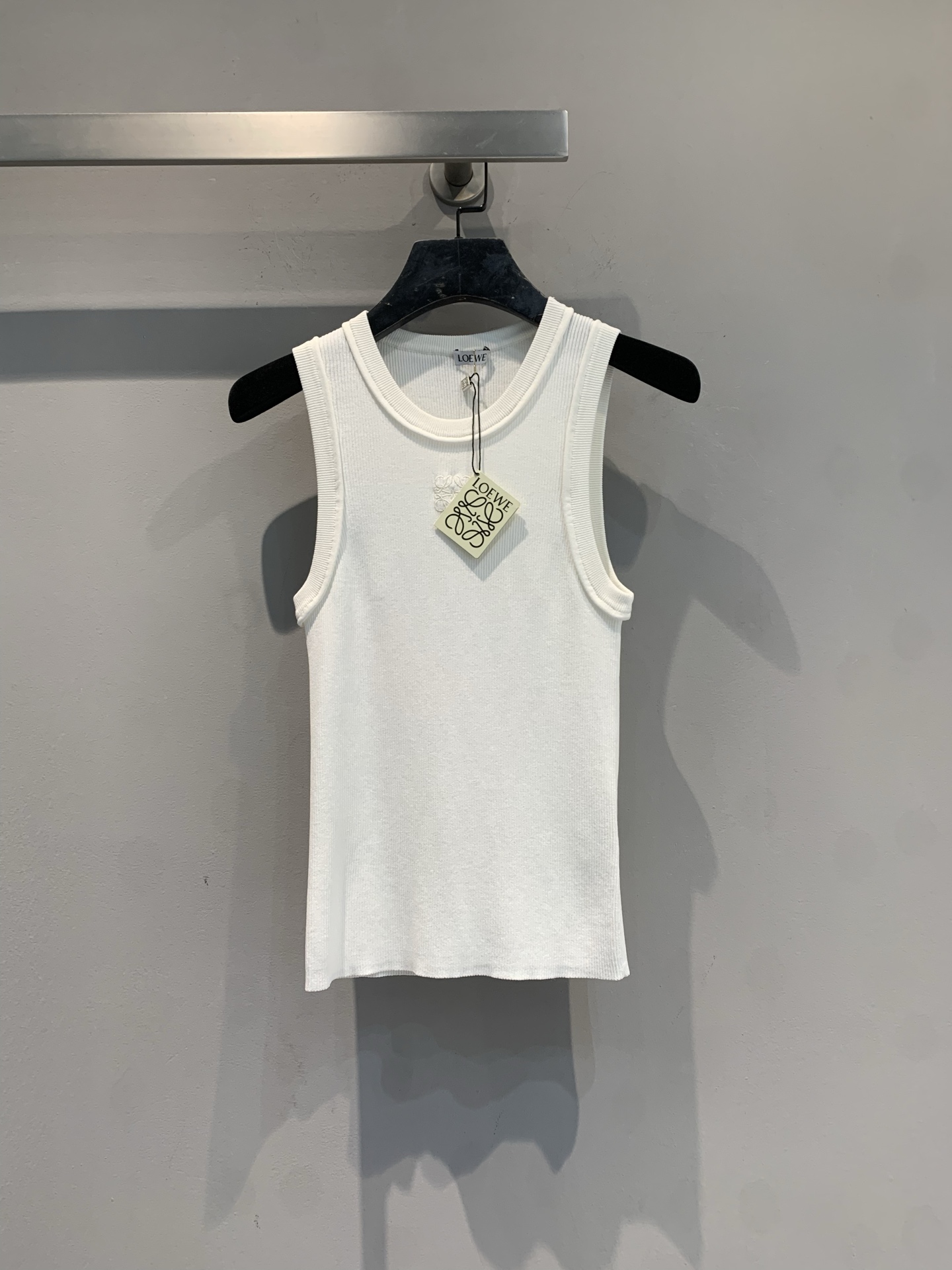 NO:709348,The new model is shipping. The original development Loew*2026 early spring new fashionable and versatile embroidered logo sleeveless knitted vest, simple round neck design, slim cut, fits the body shape, showing elegant temperament. High-quality customer-supplied fabrics, soft and skin-friendly, good breathability, close-fitting and super comfortable!  The low-key embroidered logo on the chest is full of details and highly recognizable. The black color is versatile and can be worn alone or layered. It can be easily used in commuting, casual and formal occasions. It is a must-have and practical item in the wardrobe. White size SML,, loewe,19860909新款出货啦 原版开发 Loew*2026早春新款时髦百搭刺绣logo无袖针织背心,简约圆领设计,修身剪裁,贴合身形,展现优雅气质.高品质客供面料,柔软亲肤,透气性好,贴身超舒服！胸前低调刺绣Logo,细节满分,辨识度高.黑色百搭,单穿或内搭都很OK,通勤、休闲、正式场合都能轻松驾驭,是衣橱必备实用单品. 白色 码数SML,,loewe,,Women's clothing