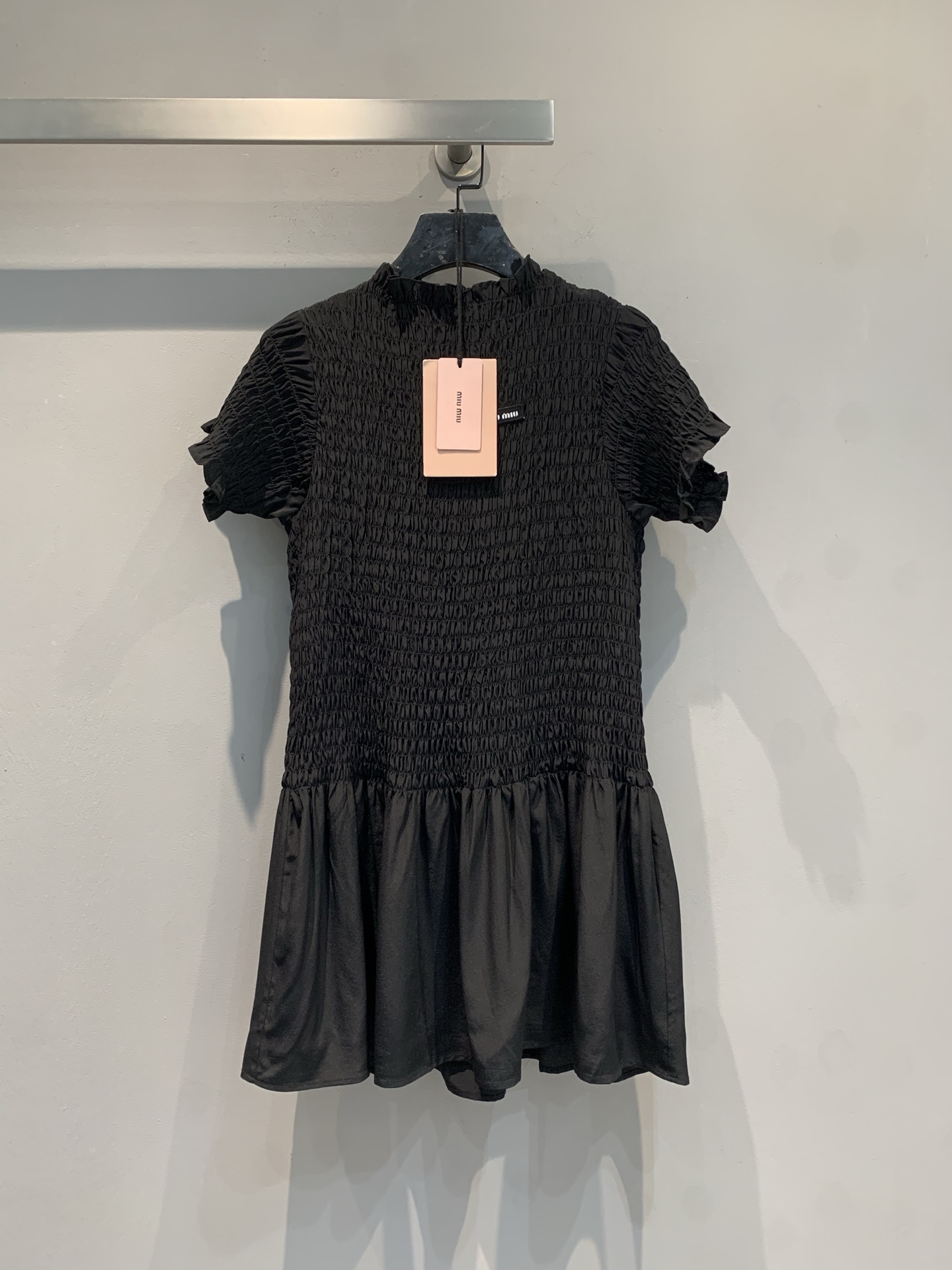 NO:713566,The new model is shipped. M is originally developed by Miumi*2026 new silk pleated little black skirt for early spring. It is made of high-quality silk, smooth and shiny to the touch. Stand-up collar + short-sleeve design, waist-cut tailoring to show off your figure, and the umbrella skirt reaches the mid-thigh, elongating the leg proportions, and is friendly to small people!  The pleated texture makes the layers richer. The black color is classic and versatile, and can be easily used in commuting, parties, and formal occasions. Paired with high heels or Martin boots, it is elegant and playful, and can easily switch between multiple styles. Size SML, miumiu, boots, high heels, skirts, T-shirt, real silk,19860909新款出货啦M 原版开发 Miumi*2026早春新款真丝褶皱小黑裙,采用高品质真丝,触感柔滑有光泽.立领+短袖设计,收腰剪裁超显身材,伞摆裙长到大腿中段,拉长腿部比例,小个子友好！褶皱肌理感让层次更丰富,黑色经典百搭,通勤、聚会、正式场合都能轻松驾驭.搭配高跟鞋或马丁靴,优雅又俏皮,轻松切换多种风格.码数SML,,miumiu,boots,high heels,skirts,T-shirt,real silk,,Women's clothing