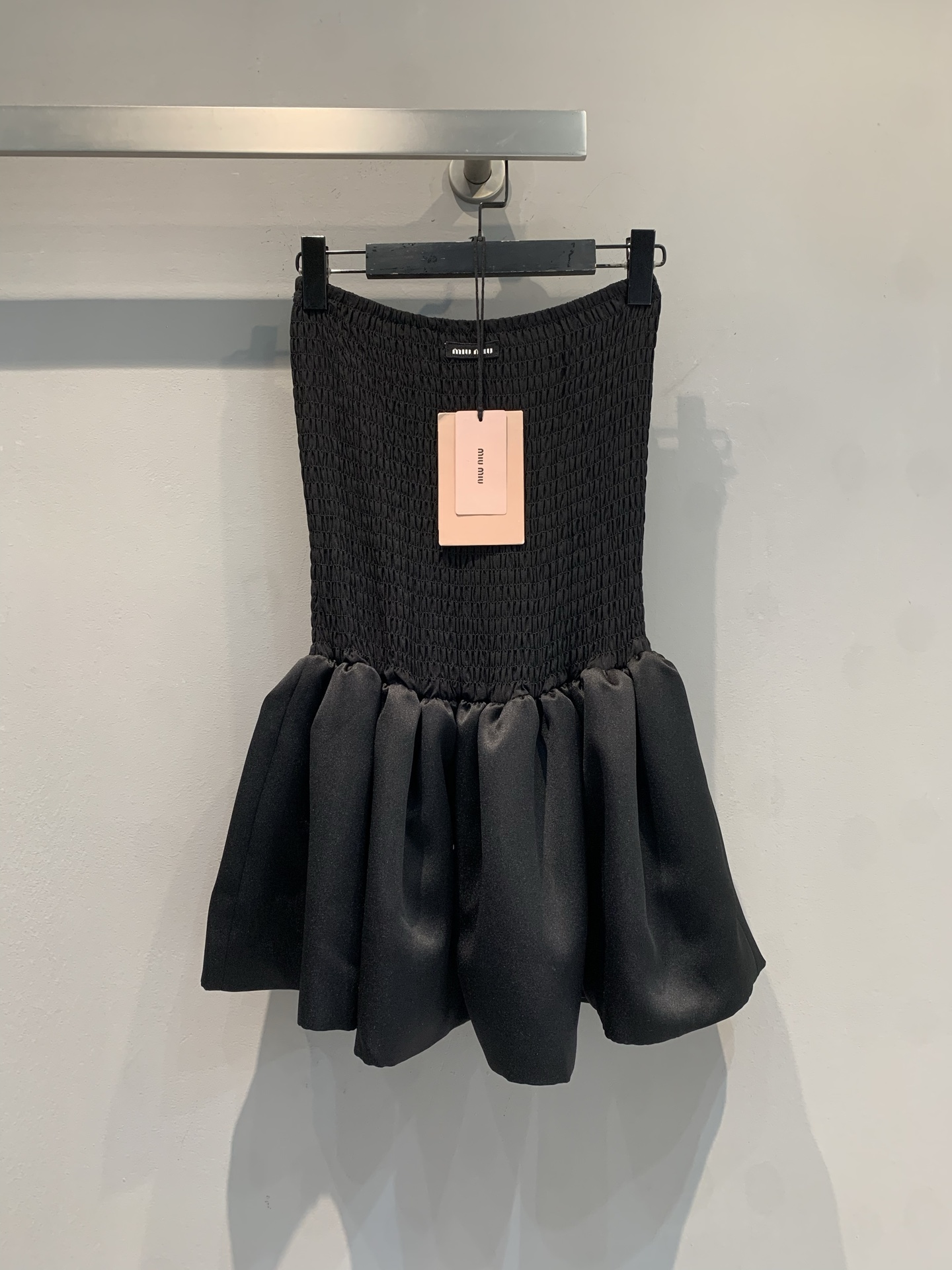 NO:709344,The new model is shipped. M original development Miumi*2026 early spring new fashionable retro silk tube top tutu skirt, pleated design + flower bud skirt, retro and fashionable!  The upper body fits the body shape, and the hem is fluffy, elegant and energetic. The light and thin fabric is super comfortable to wear in summer, and can be easily worn in daily life, parties, and photo shoots. Pair it with high heels or exquisite accessories to enhance your temperament!  Size SML,,miumiu,high heels,skirts,real silk,19860909新款出货啦M原版开发 Miumi*2026早春新款时髦复古真丝抹胸蓬蓬裙,褶皱设计+花苞裙摆,复古又时髦！上身贴合身形,下摆蓬松,优雅又有活力.轻薄面料,夏天穿超舒服,日常、派对、拍照都能轻松驾驭.搭配高跟鞋或精致配饰,气质直接拉满！码数SML,,miumiu,high heels,skirts,real silk,,Women's clothing