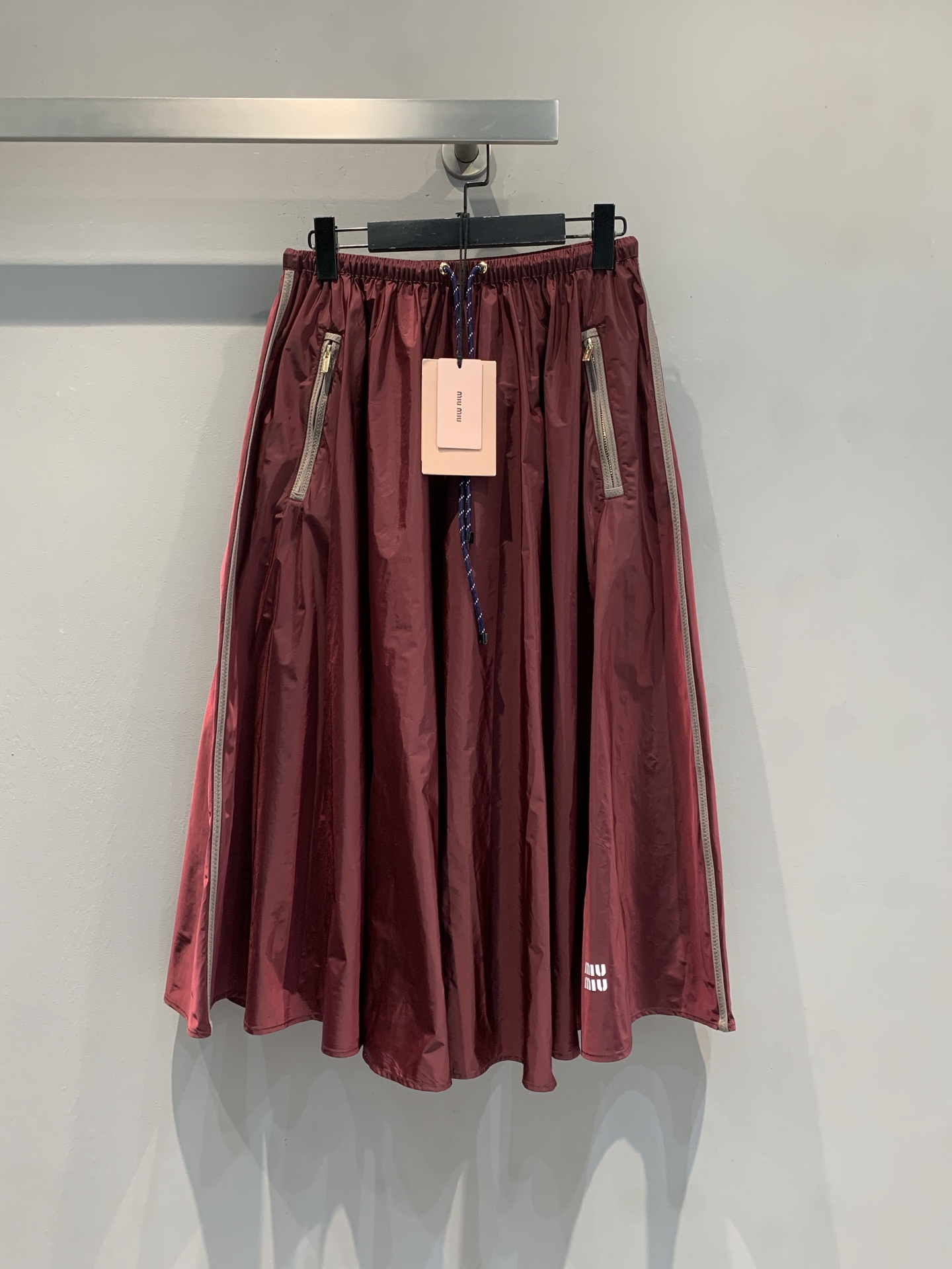 NO:709356,The new model is shipping. Originally developed by Miumi*2026 early spring new fashionable retro burgundy skirt, light fabric + elastic waist, super easy to put on and take off!  The side zippers and striped splicing are retro and fashionable. The skirt is slightly puffy, elegant and sweet, and can be easily worn in daily life or festivals. The burgundy color is white and does not pick on the skin tone. Pair it with a knitted tube top or a simple top, and you can easily get a high-end look. Size SML, miumiu, skirts,19860909新款出货啦 原版开发 Miumi*2026早春新款时髦复古酒红色半裙,轻薄面料+松紧腰,穿脱超方便！侧边拉链&条纹拼接,复古又时髦.裙摆微蓬,优雅甜美,日常或节日都能轻松驾驭.酒红色显白不挑肤色,搭配针织抹胸或简约上衣,轻松get高级感穿搭.码数SML,,miumiu,skirts,,Women's clothing