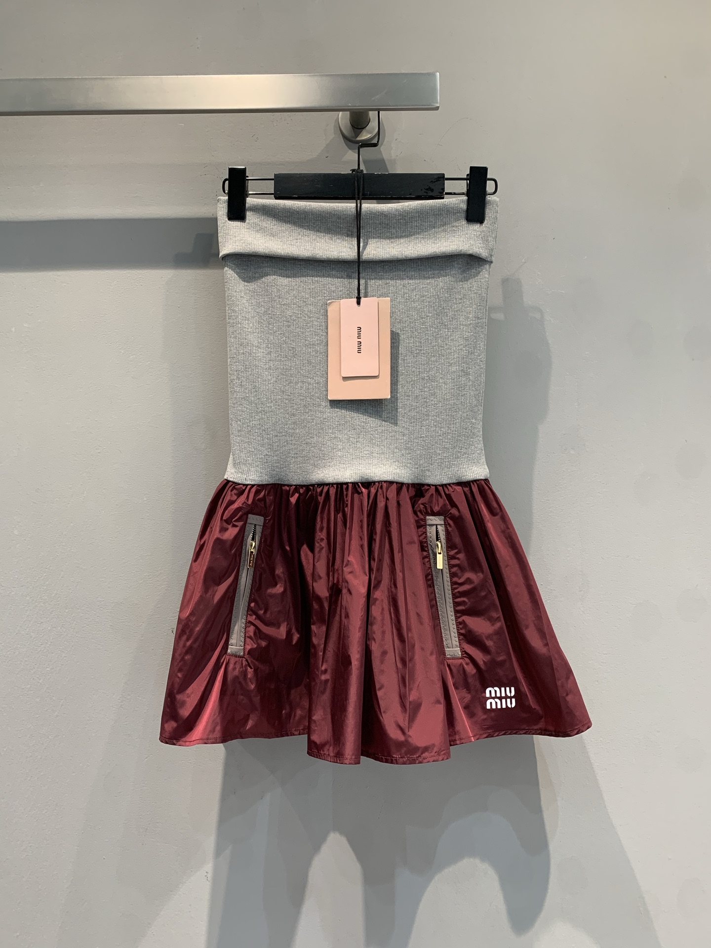 NO:709359,The new model is shipping. M original development Miumi*2026 early spring new fashionable retro burgundy stitching tube top skirt, gray knitted tube top + burgundy nylon skirt, simple and detailed!  The zipper design on both sides of the skirt is super layered, and the brand embroidery in the lower right corner shows off your identity in a low-key way. The nylon material is light and shiny, and can be easily used in daily life or festivals. It is casual and high-end, and has a perfect relaxed atmosphere!  Code numberSML,,miumiu,skirts,19860909新款出货啦M原版开发 Miumi*2026早春新款时髦复古酒红拼接抹胸裙,灰色针织抹胸+酒红尼龙半裙,简约又有细节感！裙摆两侧拉链设计超有层次,右下角品牌刺绣低调彰显身份.尼龙材质轻盈有光泽,日常或节日都能轻松驾驭,随性又高级,松弛氛围感满分！码数SML,,miumiu,skirts,,Women's clothing