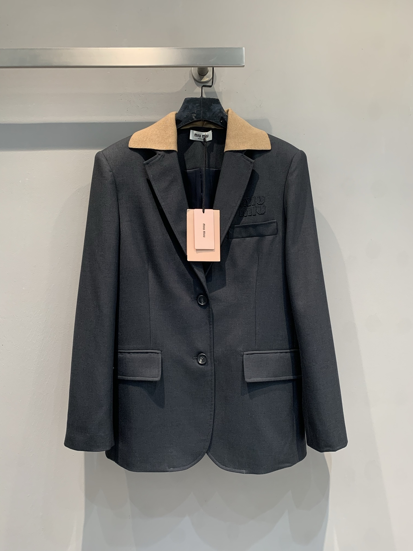 NO:713584,The new model is shipping. Originally developed by Miumi*2026 early spring new fashionable retro contrast collar logo wool suit jacket, dark gray wool blend fabric, thick texture, perfect for autumn and winter!  College style design, beige corduroy lapel, retro and fashionable. Embroidered brand logo on the chest, perfect details, highly recognizable!  Single row of two buttons + symmetrical flap pockets, neat tailoring, easy to handle in commuting and formal occasions, elegant and capable, with a good temperament. Size SML,,miumiu,jackets & coats,business suit,19860909新款出货啦 原版开发 Miumi*2026早春新款时髦复古撞色领徽标羊毛西装外套,深灰色羊毛混纺面料,质感厚实,秋冬穿超合适！学院风设计,米色灯芯绒翻领,复古又时髦.胸前品牌徽标刺绣,细节满分,辨识度超高！单排两粒扣+对称翻盖口袋,剪裁利落,通勤、正式场合都能轻松驾驭,优雅又干练,气质拿捏住啦.码数SML,,miumiu,jackets & coats,business suit,,Women's clothing