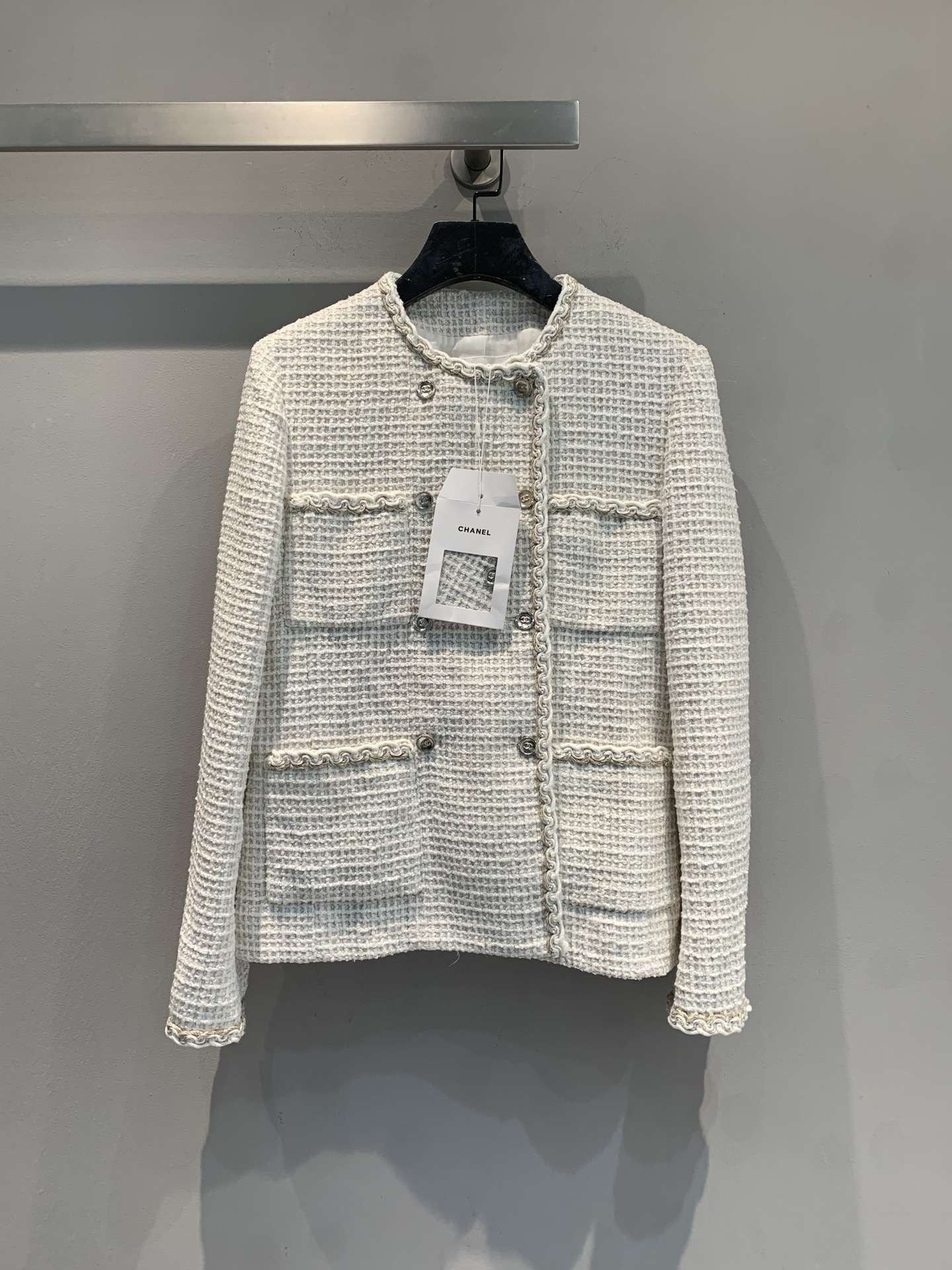 NO:713568,Equipped with dust bag, new model shipped M. Equipped with dust bag. Original development. C's 2025 autumn and winter new fashionable and versatile double-breasted white tweed jacket, classic double-breasted + four-pocket design, wavy lace piping with super detailed sense. High-quality tweed, soft and warm, perfect for autumn and winter!  The round neck is simple and elegant, and can be easily used in commuting and formal occasions. Pair it with a skirt or high-waisted pants for an elegant look!  Size 36 38 40,,chanel,skirts,jackets & coats,19860909配防尘袋新款出货啦M 配防尘袋 原版开发 C家2025秋冬新款时髦百搭双排扣白色粗花呢外套,经典双排扣+四口袋设计,波浪花边滚边超有细节感.高品质粗花呢,柔软又保暖,秋冬穿超合适！圆领简约大方,通勤、正式场合都能轻松驾驭.搭配裙装或高腰裤,优雅气质拿捏住！码数36 38 40,,chanel,skirts,jackets & coats,,Women's clothing