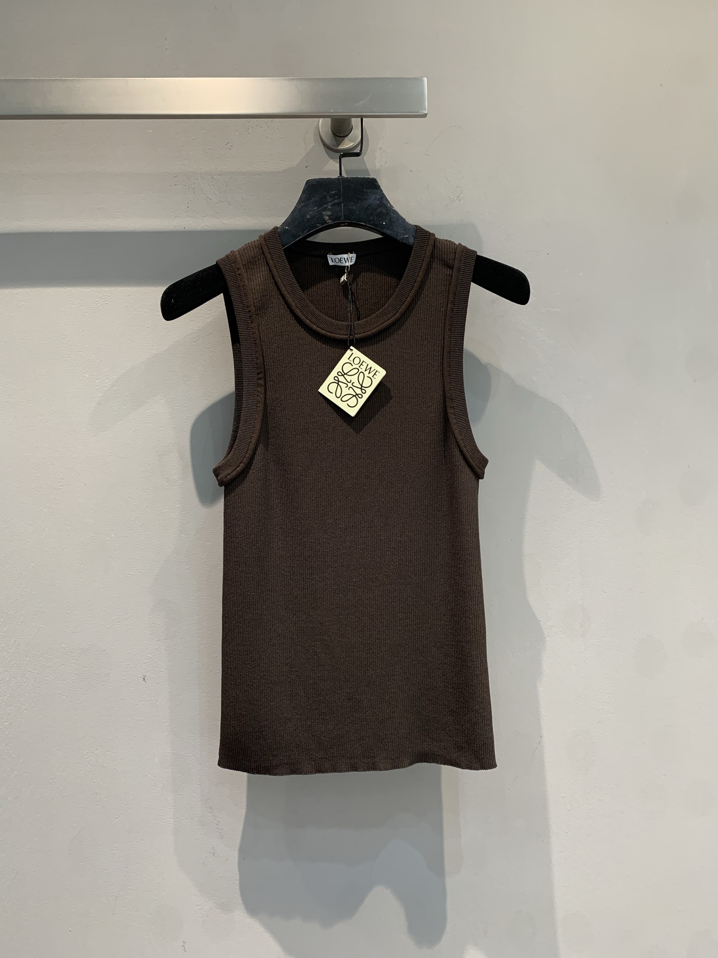 NO:709345,The new model is shipping M. Original development Loew*2026 early spring new style fashionable and versatile embroidered logo sleeveless knitted vest, simple round neck design, slim cut, fit the body shape, showing elegant temperament. High-quality customer-supplied fabric, soft and skin-friendly, good breathability, close-fitting and super comfortable!  The low-key embroidered logo on the chest is full of details and highly recognizable. The black color is versatile and can be worn alone or as an inner layer. It can be easily used in commuting, casual and formal occasions. It is a must-have and practical item in the wardrobe. Coffee color code number SML,, loewe,19860909新款出货啦M 原版开发 Loew*2026早春新款时髦百搭刺绣logo无袖针织背心,简约圆领设计,修身剪裁,贴合身形,展现优雅气质.高品质客供面料,柔软亲肤,透气性好,贴身超舒服！胸前低调刺绣Logo,细节满分,辨识度高.黑色百搭,单穿或内搭都很OK,通勤、休闲、正式场合都能轻松驾驭,是衣橱必备实用单品. 咖色 码数SML,,loewe,,Women's clothing