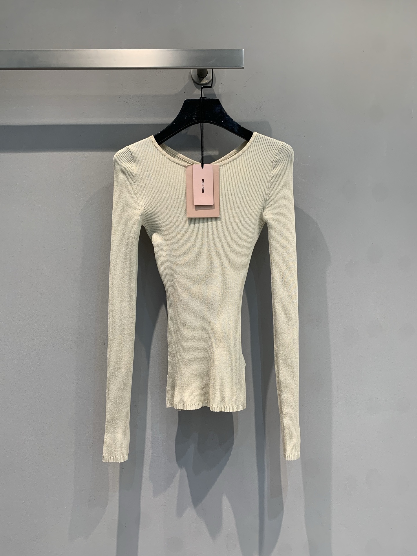 NO:709362,The new model is shipping. The original developed Miumi*2026 early spring new fashionable and versatile silk vertical striped bottoming shirt. Vertical pit stripe design, slim and slim, soft and elastic, fits the body shape and is super comfortable~ The round neck is simple and generous, it is OK to wear inside or alone in autumn and winter!  Gentle and versatile, it can be easily matched with plaid skirts, jeans, etc. It can be easily used for daily commuting and leisure. It is elegant and practical, and can easily get a high-end look. Apricot color number SML, miumiu, skirts, jeans, real silk,19860909新款出货啦 原版开发 Miumi*2026早春新款时髦百搭真丝竖条纹打底衫.竖坑条纹设计,修身显瘦,柔软有弹性,贴合身形超舒适～圆领简约大方,秋冬内搭或单穿都很OK！温柔百搭,轻松搭配格纹裙、牛仔裤等,日常通勤、休闲都能轻松驾驭,优雅又实用,轻松get高级感穿搭.杏色 码数SML,,miumiu,skirts,jeans,real silk,,Women's clothing