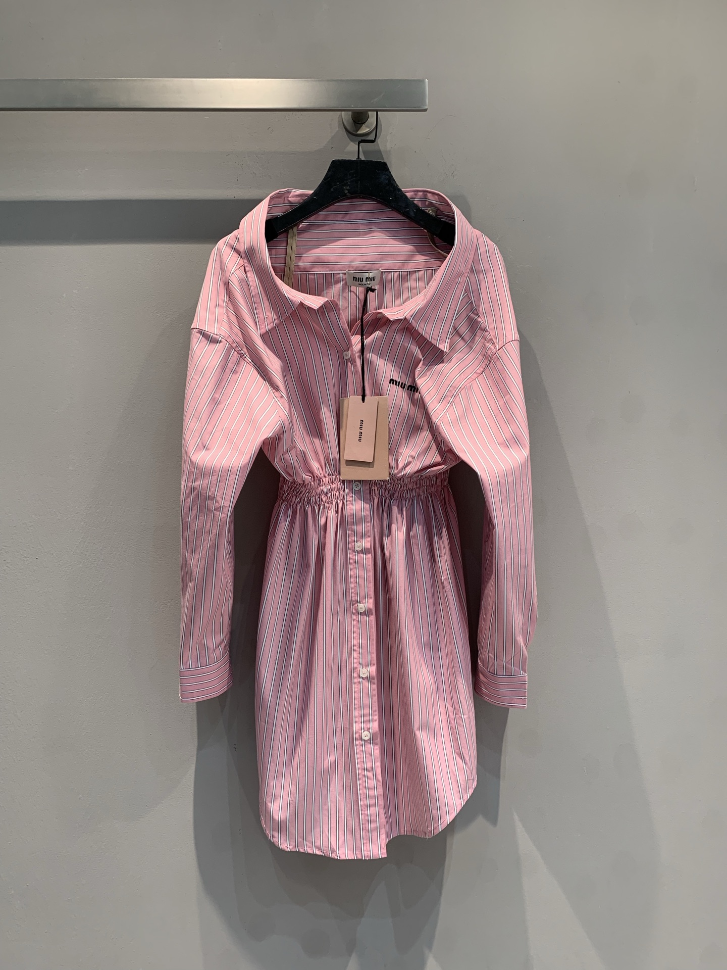 NO:709354,The new model is shipping. M is originally developed by Miumi*2026 spring and summer new ladylike pink and white vertical striped shirt skirt. The light cotton fabric is perfect for spring and summer wear!  Classic shirt collar + long sleeve design, elasticated waist, slimming and comfortable. The front buttons are easy to put on and take off, and the skirt length is moderate, making it easy to manage for commuting and leisure. The stripe element has a whitening effect, and it can be paired with light-colored shoes or simple accessories for a fresh and elegant feel. Size SML,,miumiu,skirts,shirts,19860909新款出货啦M 原版开发 Miumi*2026春夏新款淑女风粉白竖条纹衬衫裙,轻薄棉质面料超适合春夏穿！经典衬衫领+长袖设计,腰部松紧收腰,显身材又舒适.正面纽扣方便穿脱,裙长适中,通勤休闲都能轻松驾驭.条纹元素自带显白效果,搭配浅色鞋或简约配饰,清新优雅感满分.码数SML,,miumiu,skirts,shirts,,Women's clothing