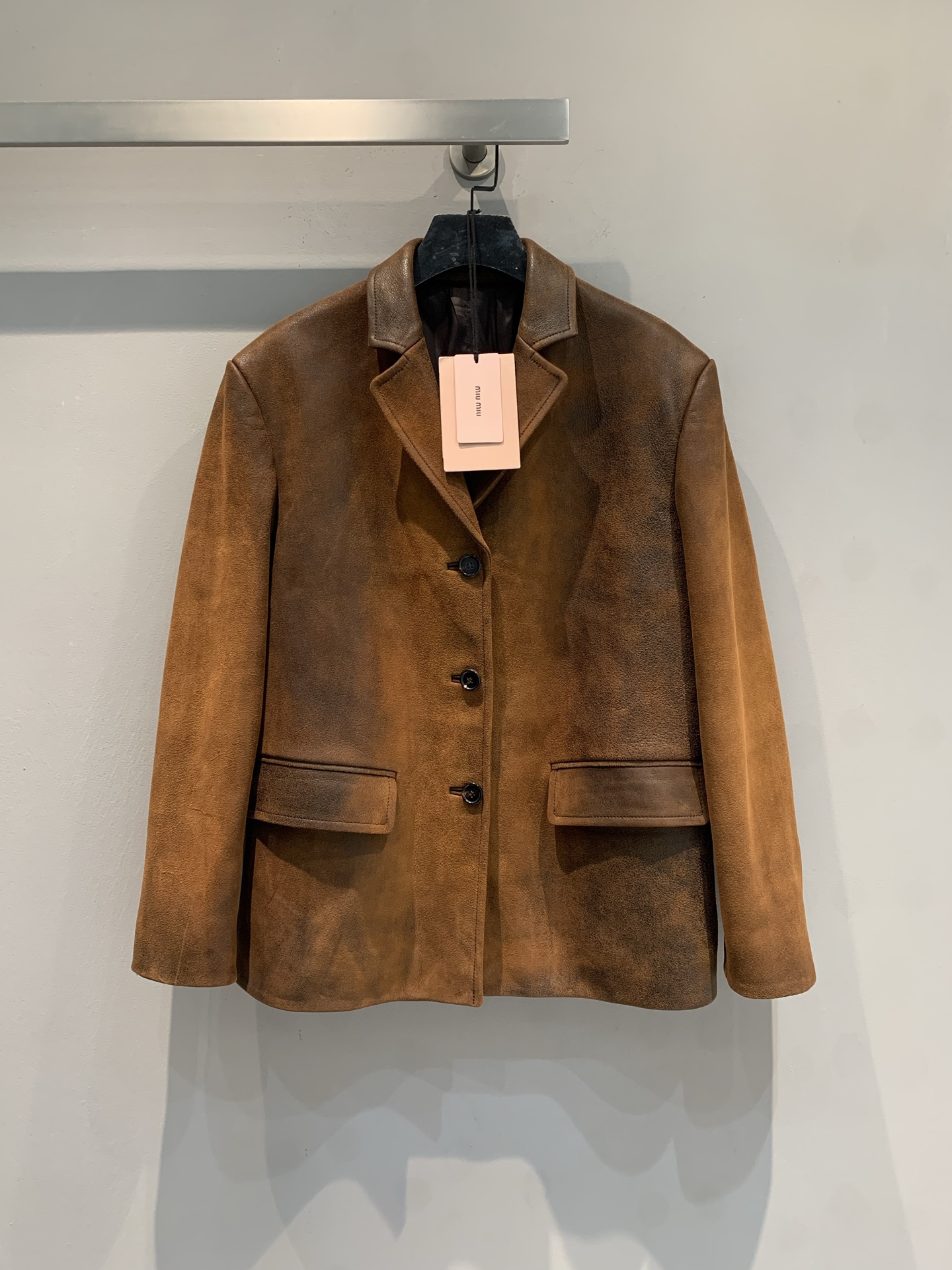 NO:712728,Comes with dust bag, new model shipped. Original development Miumi* 2026 early spring new fashionable retro Bruciato lambskin jacket, using the iconic color rubbing process, showing a retro and distressed feel, each piece is unique. Brown lambskin material, soft to the touch, H-shaped loose silhouette, three black buttons + flap pockets, simple and stylish. Pair with jeans or skirts in autumn and winter, easily create an intellectual style or old money style, full of fashion sense!  Size SML,,miumiu,skirts,jeans,jackets & coats,sheepskin,19860909配防尘袋新款出货啦 原版开发 Miumi*2026早春新款时髦复古Bruciato小羊皮夹克,采用标志性擦色工艺,呈现复古做旧感,每件都独一无二.棕色小羊皮材质,触感柔软,H型宽松廓形,三颗黑色纽扣+翻盖口袋,简约又有型.秋冬搭配牛仔裤或半裙,轻松打造知识分子风或老钱风,时髦感满分！码数SML,,miumiu,skirts,jeans,jackets & coats,sheepskin,,Women's clothing