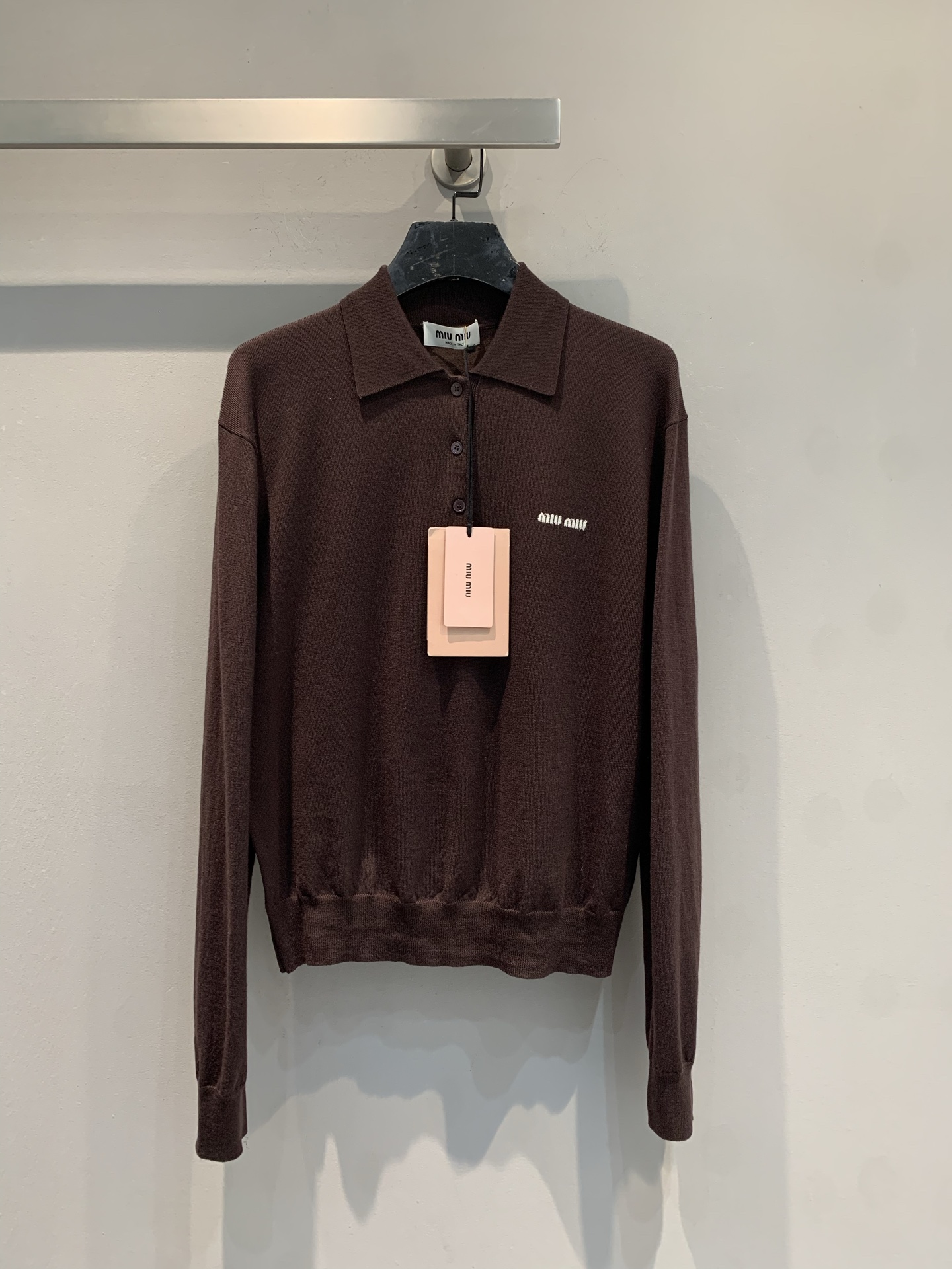 NO:712738,The new model is shipped. M original development Miumi*2026 early spring new fashionable retro chocolate brown knitted Polo shirt, made of wool blend, soft and warm, perfect for autumn and winter!  Fake two-piece design + lapels and long sleeves, full of layering and exquisite details. The small logo embroidery on the chest is super recognizable, and the low-saturated brown color is white and versatile, and is friendly to yellow skin!  Whether commuting or casual, it looks great with a skirt or jeans. It is a must-have and practical item in the wardrobe~Size SML,,miumiu,skirts,jeans,19860909新款出货啦M原版开发 Miumi*2026早春新款时髦复古巧克力棕色针织Polo衫,采用羊毛混纺,柔软又保暖,秋冬穿超合适！假两件设计+翻领长袖,层次感满满,细节精致.胸前小标刺绣超有辨识度,低饱和棕色显白又百搭,黄皮友好！无论通勤还是休闲,搭配半裙或牛仔裤都很出彩,是衣橱必备实用单品～码数SML,,miumiu,skirts,jeans,,Women's clothing