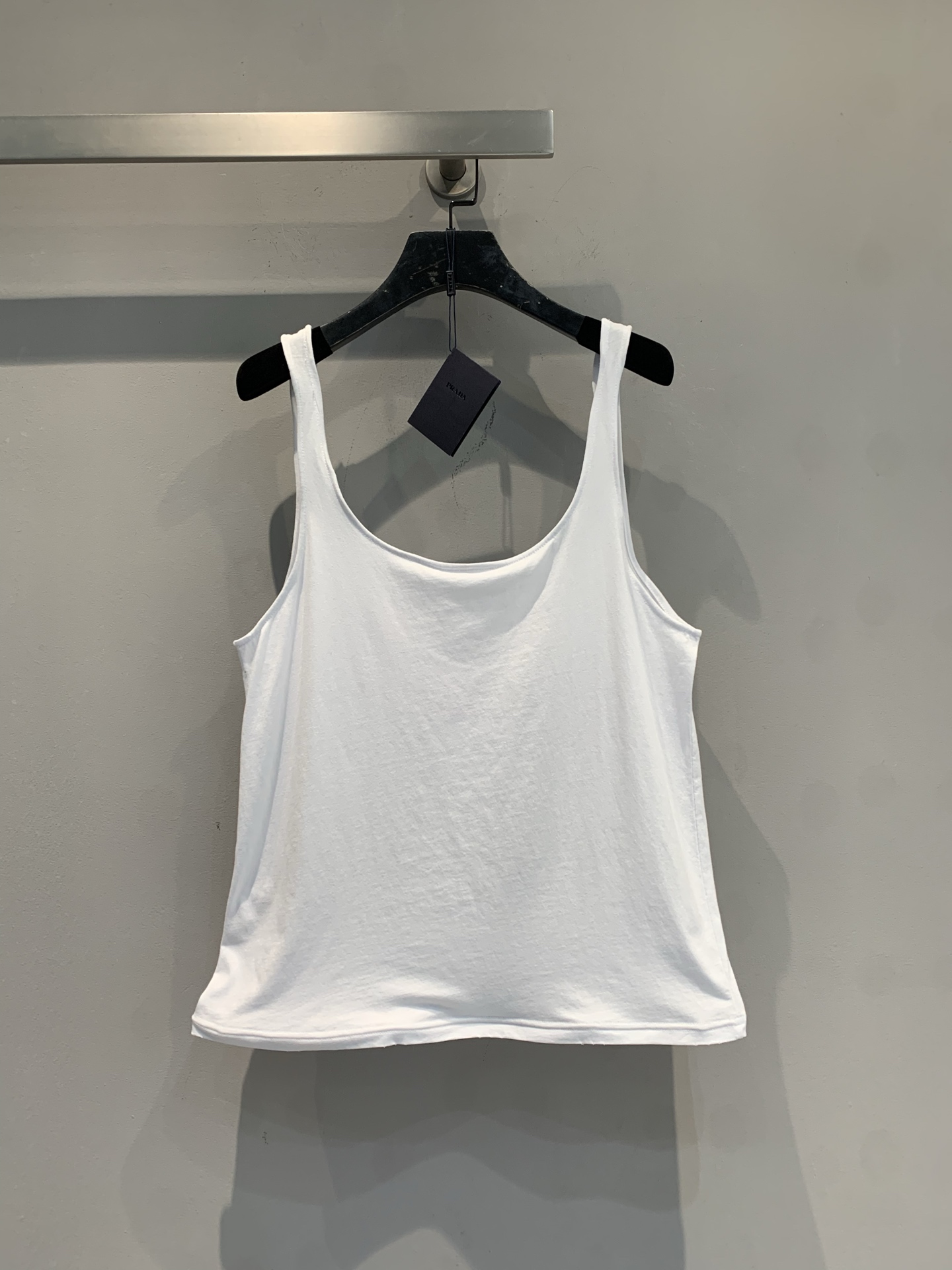 NO:713577,The new model is shipped. Original development Prad*2026 spring and summer new fashionable and versatile classic triangle logo white vest, U-neck design, mercerized cotton material, soft and breathable, super comfortable to wear in summer!  The inverted triangle logo on the chest is very recognizable, simple and high-end. The style is loose and tolerant, and it is OK to wear alone or layered. It can be easily used for commuting and leisure. The sizes are diverse to meet the needs of different body shapes. It is a must-have and versatile item in the wardrobe!  Code number SML,,prada,19860909新款出货啦原版开发 Prad*2026春夏新款时髦百搭经典三角标白色背心,U领设计,丝光棉材质,柔软透气,夏天穿超舒服！胸前倒三角徽标超有辨识度,简约又高级.版型宽松,包容性强,单穿或叠搭都很OK,通勤休闲都能轻松驾驭.尺码多样,满足不同身材需求,是衣橱必备百搭单品！码数SML,,prada,,Women's clothing