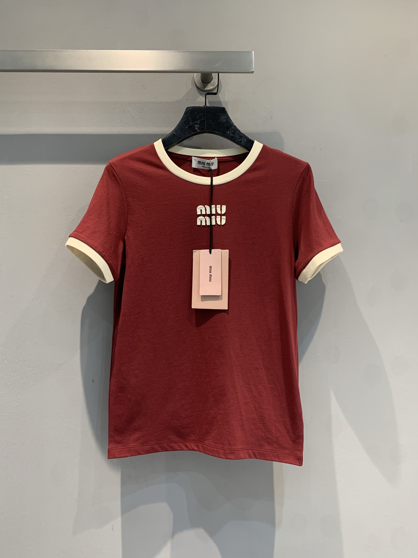 NO:712739,The new model is shipped M. Original development Miumi*2026 early spring new fashionable retro contrasting round neck short-sleeved T-shirt, burgundy main color + white trim, simple and recognizable. Brand logo embroidery on the chest, full of details. High-quality cotton fabric, soft and breathable, super comfortable to wear in spring and summer!  The loose version is suitable for wearing alone or layered. It can be easily used for commuting and leisure. It is both fashionable and practical. It is one of the must-have items in early spring. Size SML, miumiu, T-shirt, tees, t-shirt,19860909新款出货啦M 原版开发 Miumi*2026早春新款时髦复古撞色圆领短袖T恤,酒红主色+白色边饰,简约又有辨识度.胸前品牌Logo刺绣,细节满分.高品质棉质面料,柔软透气,春夏穿超舒服！宽松版型,单穿或内搭都很OK,通勤休闲都能轻松驾驭,时尚实用兼备,是早春必入热门单品之一.码数SML,,miumiu,T-shirt,tees，t-shirt,,Women's clothing