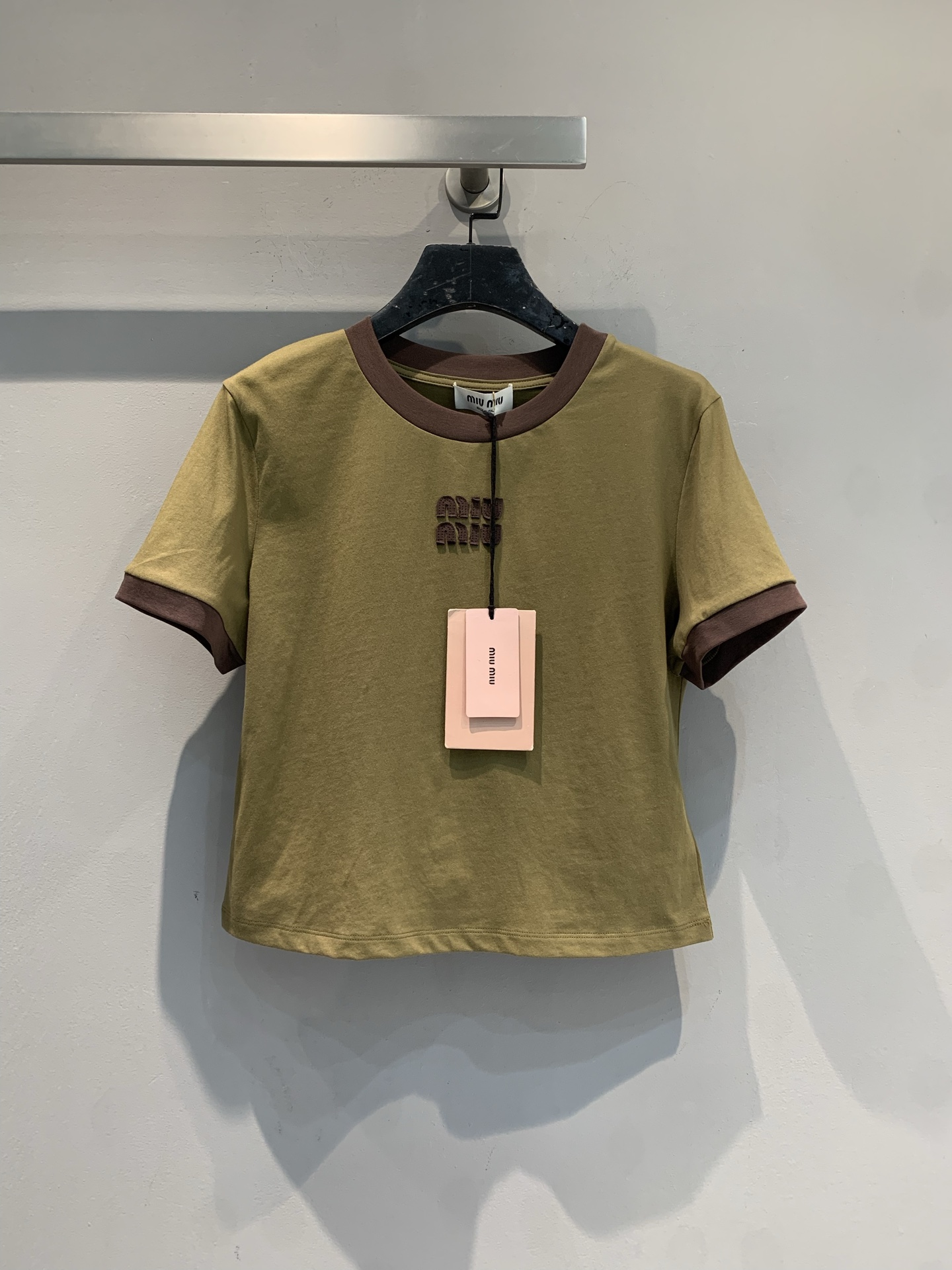 NO:710142,The new model is shipped. M original development Miumi*2026 spring and summer new fashionable and versatile contrasting color short-sleeved T-shirt, olive green main color + dark brown collar and cuffs, contrasting color design is super layered!  The fabric is skin-friendly and breathable, making it comfortable to wear. The round neck and straight-shoulder cut has a modified shoulder line, making it easy to manage for daily commuting or leisure. The retro color and simple style are great when worn alone or layered, and you can easily create a fashionable look!  Code number SML,,miumiu,T-shirt,tees,t-shirt,19860909新款出货啦M原版开发 Miumi*2026春夏新款时髦百搭撞色短袖T恤,橄榄绿主色+深棕领口袖口,撞色设计超有层次感！面料亲肤透气,穿着舒适,圆领正肩剪裁,修饰肩线,日常通勤或休闲都能轻松驾驭.复古色系+简约风格,单穿或叠搭都很出彩,轻松打造时髦look！码数SML,,miumiu,T-shirt,tees，t-shirt,,Women's clothing