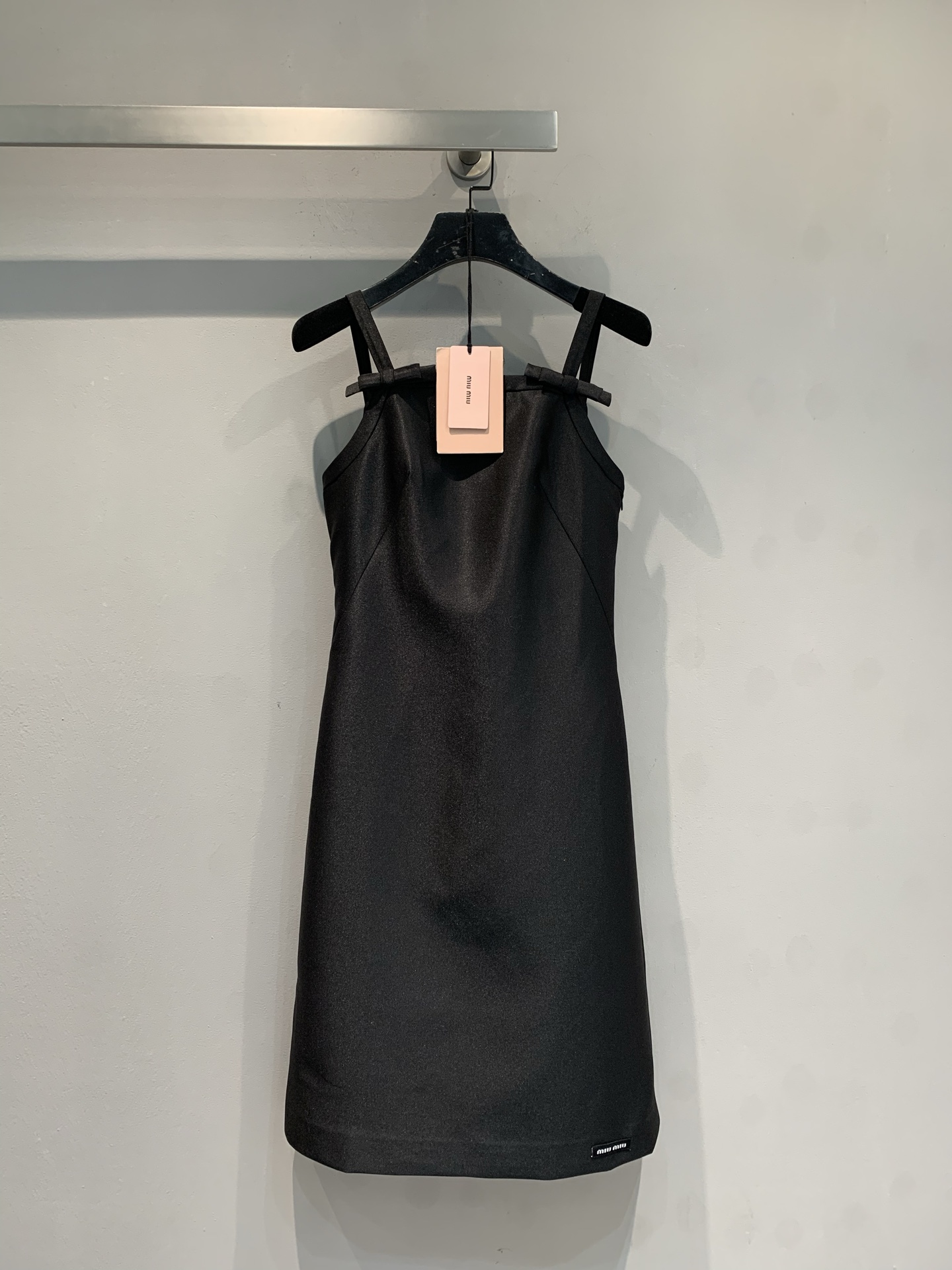 NO:713189,New model shipped, original version developed  Miumi*2026 early spring new bow black suspender dress, made of high-quality satin, smooth to the touch, and full of gloss. The bow design on the shoulders has both a girlish and rebellious atmosphere, which perfectly interprets the brand aesthetics. Straight cut + waist design, modify the body shape, elegant and neat. The skirt is moderate in length, paired with a plush jacket or boots, it is easy to create a refined and fashionable look, which can be easily worn in daily life or special occasions. Size SML,, miumiu, boots, skirts, jackets &  coats,19860909新款出货啦 原版开发 Miumi*2026早春新款蝴蝶结黑色吊带连衣裙,采用高品质缎面,触感柔滑,光泽感满分.肩部蝴蝶结设计,少女感与叛逆气息兼具,完美诠释品牌美学.直筒剪裁+收腰设计,修饰身形,优雅又利落.裙长适中,搭配毛绒外套或靴子,轻松打造精致时尚造型,日常或特殊场合都能轻松驾驭.码数SML,,miumiu,boots,skirts,jackets & coats,,Women's clothing