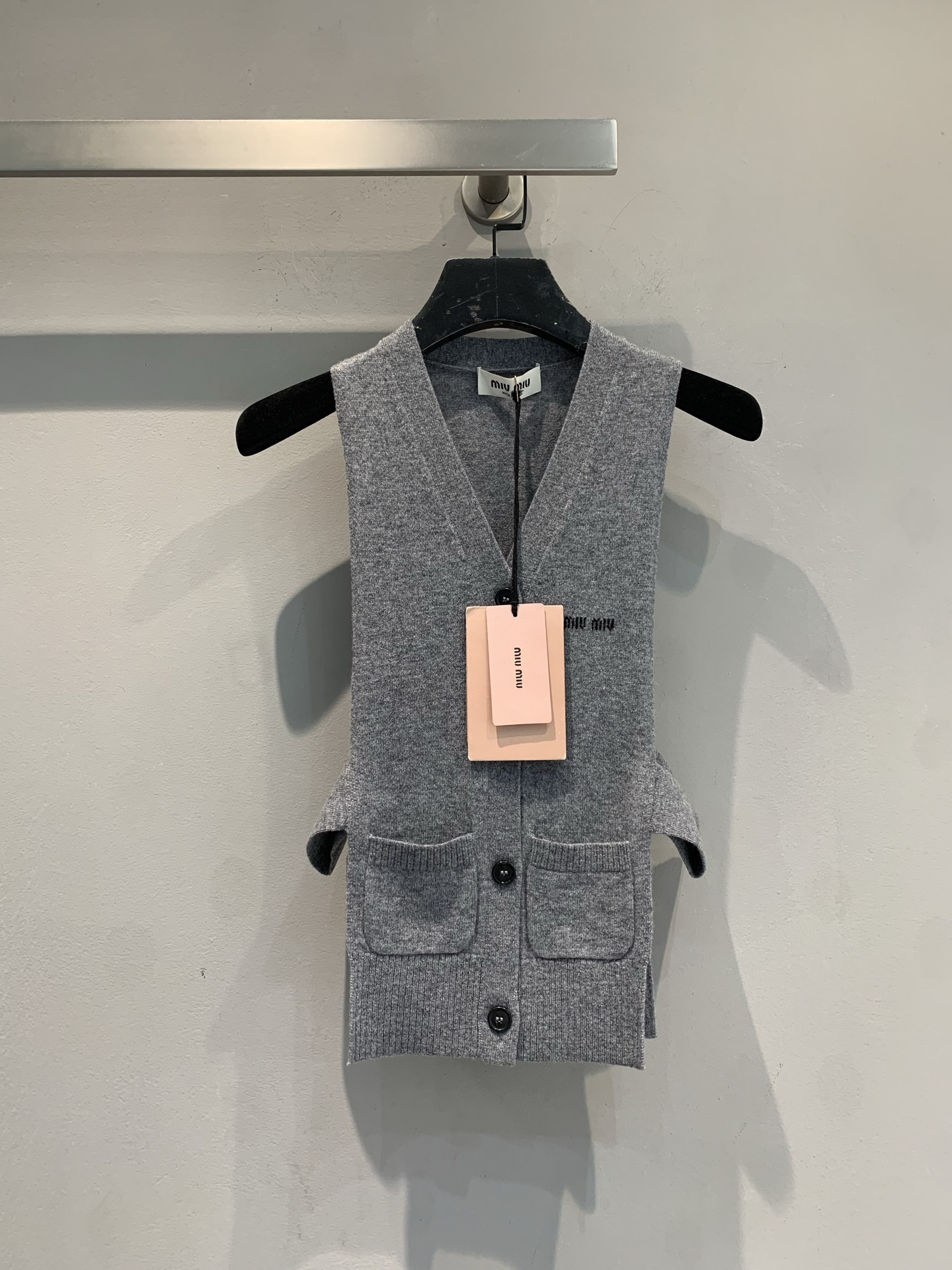 NO:713172,The new model is shipping. The original development Miumi*2026 early spring new fashionable retro V-neck knitted vest, dark fabric + brand logo on the chest, simple and recognizable. Sleeveless design, great for layering shirts or dresses, easily creating a layered look. Inspired by 'women's work', it combines workwear and elegance, showing the independence and femininity of modern women. The fabric is light, super comfortable to wear in spring and summer, easy to control for commuting and leisure, fashionable and practical!  Size SML,,miumiu,skirts,shirts,19860909新款出货啦原版开发 Miumi*2026早春新款时髦复古V领针织马甲,深色面料+胸前品牌标识,简约又有辨识度.无袖设计,叠穿衬衫或连衣裙都很出彩,轻松打造层次感造型.灵感源自“女性的工作”,融合工装与优雅,展现现代女性独立与柔美.面料轻盈,春夏穿着超舒适,通勤休闲都能轻松驾驭,时髦又实用！码数SML,,miumiu,skirts,shirts,,Women's clothing