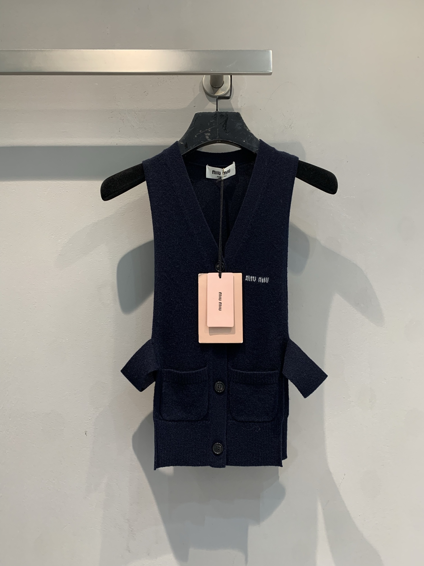 NO:713178,The new model is shipping. The original development Miumi*2026 early spring new fashionable retro V-neck knitted vest, dark fabric + brand logo on the chest, simple and recognizable. Sleeveless design, great for layering shirts or dresses, easily creating a layered look. Inspired by 'women's work', it combines workwear and elegance, showing the independence and femininity of modern women. The fabric is light, super comfortable to wear in spring and summer, easy to control for commuting and leisure, fashionable and practical!  Size SML,,miumiu,skirts,shirts,19860909新款出货啦原版开发 Miumi*2026早春新款时髦复古V领针织马甲,深色面料+胸前品牌标识,简约又有辨识度.无袖设计,叠穿衬衫或连衣裙都很出彩,轻松打造层次感造型.灵感源自“女性的工作”,融合工装与优雅,展现现代女性独立与柔美.面料轻盈,春夏穿着超舒适,通勤休闲都能轻松驾驭,时髦又实用！码数SML,,miumiu,skirts,shirts,,Women's clothing