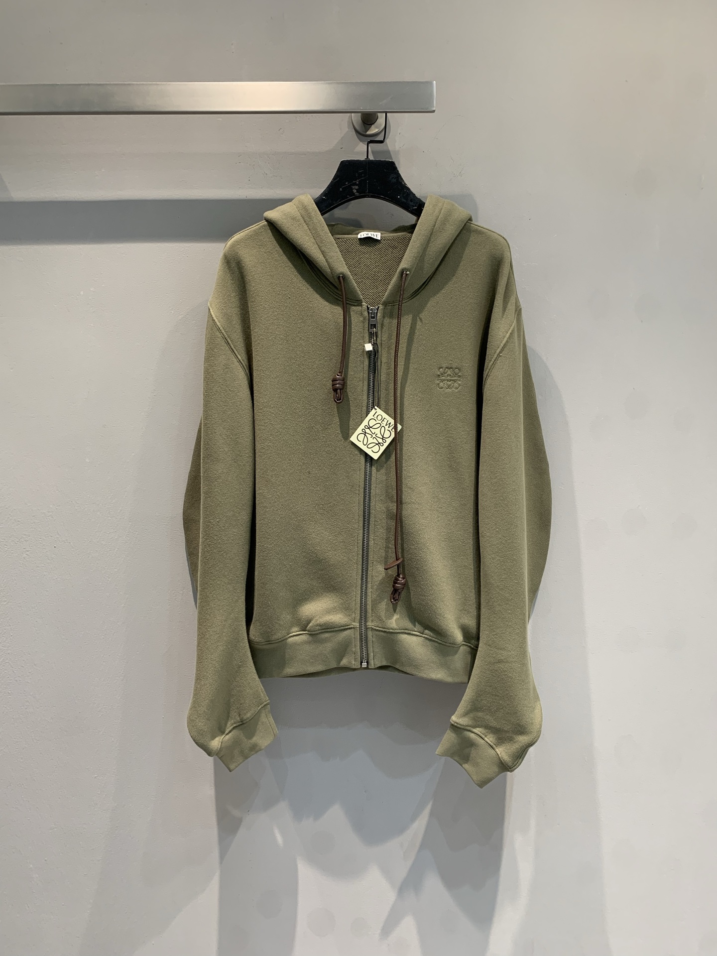 NO:713166,The new model is shipped. Original development Loew*2026 early spring new fashionable retro scimitar sleeve light green hooded sweatshirt, cotton blend + cashmere lining, soft and comfortable, perfect for spring and autumn!  Zippered cardigan + hooded drawstring, practical and stylish, with scimitar sleeves designed for perfect relaxation. Low-key brand embroidery on the chest, attention to detail is a must!  Light green is super elegant and looks great when paired with light-colored inners or dark trousers. It can be easily worn for commuting and leisure. It is a versatile item in autumn and winter!  Size SML,,loewe,hoodie,sweatshirts,hats,19860909新款出货啦原版开发 Loew*2026早春新款时髦复古弯刀袖浅绿色连帽卫衣,棉质混纺+羊绒内衬,柔软舒适,春秋穿超合适！拉链开衫+连帽抽绳,实用又有型,弯刀袖设计松弛感满分.胸前低调品牌刺绣,细节控必入！浅绿色超显气质,搭配浅色内搭或深色裤装都很出彩,通勤休闲都能轻松驾驭,是秋冬百搭神器！码数SML,,loewe,hoodie,sweatshirts,hats,,Women's clothing