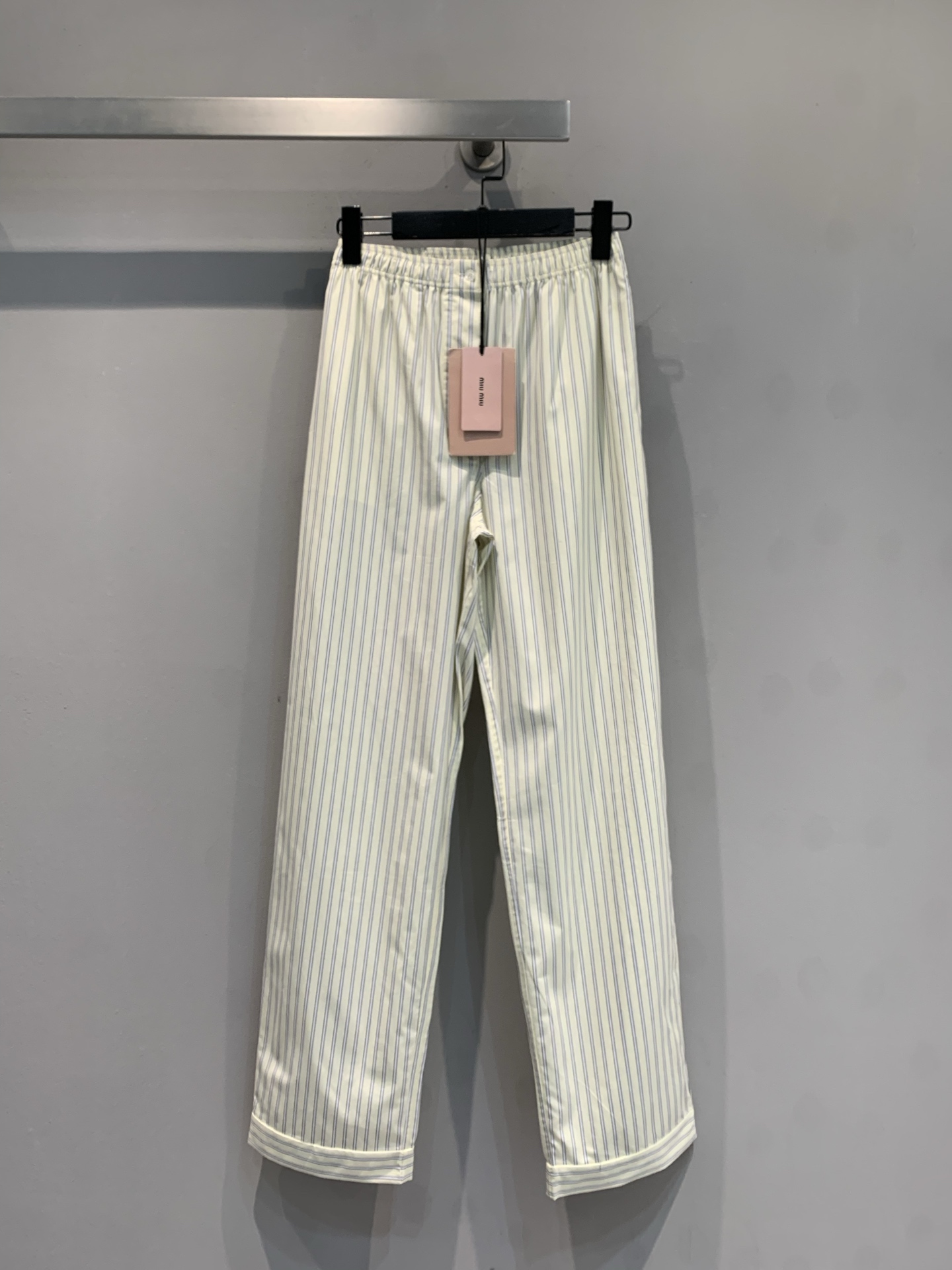 NO:715465,The new model is shipping. The original development Miumi*2026 early spring new fashionable and versatile striped wide-leg pants, light blue vertical stripe design, light and breathable fabric, super comfortable to wear in spring and summer!  The loose straight fit + elastic waist is highly tolerant and can be worn freely without restraint. The rolled hem details on the trouser legs give it a casual feel and can be easily worn in daily life or on vacation. Pair it with a simple top or items from the same series to easily get a fresh and elegant style. Size SML,,miumiu,19860909新款出货啦 原版开发 Miumi*2026早春新款时髦百搭条纹阔腿裤,浅蓝色竖条纹设计,轻薄透气面料,春夏穿超舒服！宽松直筒版型+松紧腰,包容性强,穿着自在不束缚.裤脚卷边细节,休闲感满满,日常或度假都能轻松驾驭.搭配简约上衣或同系列单品,轻松get清新优雅风格.码数SML,,miumiu,,Women's clothing