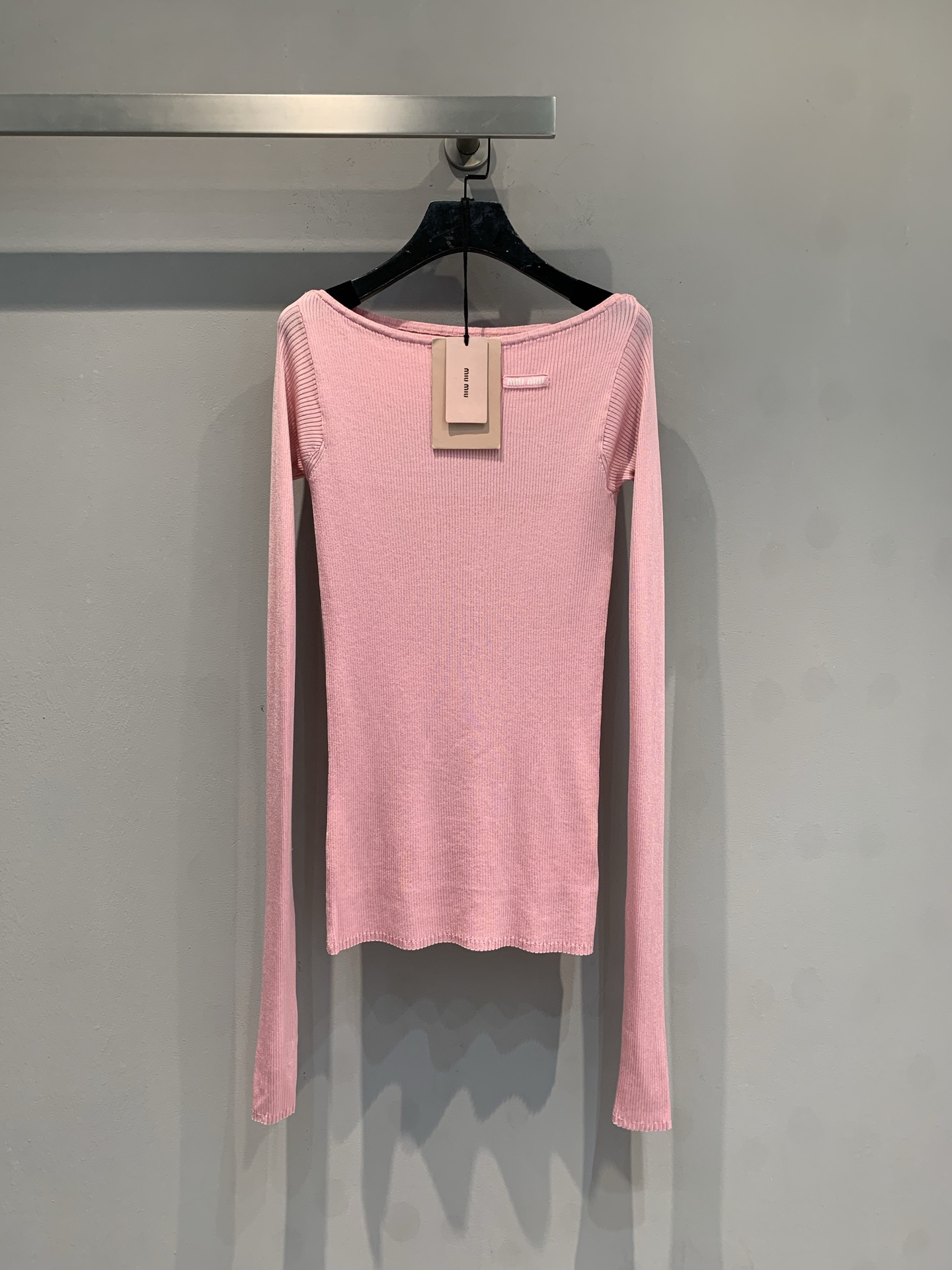 NO:715455,The new model is shipping. The original development Miumi*2026 early spring new fashionable and versatile pink silk one-shoulder sweater, soft knitted fabric, good elasticity and good fit to the body shape, perfect for spring and autumn!  The one-shoulder design is sexy, and the long-sleeved slit details are super stylish. The pink color is fresh and soft, and it looks great with high-waisted pants or skirts. It can easily create a lazy and pure style ~ can be worn for daily commuting and leisure. Size SML, miumiu, skirts, real silk,19860909新款出货啦 原版开发 Miumi*2026早春新款时髦百搭粉色真丝一字肩针织衫,柔软针织面料,弹性好贴合身形,春秋季节穿超合适！一字肩设计小性感,长袖开叉细节超有设计感.粉色清新柔和,搭高腰裤或裙都很出彩,轻松打造慵懒纯欲风～日常通勤、休闲都能穿.码数SML,,miumiu,skirts,real silk,,Women's clothing