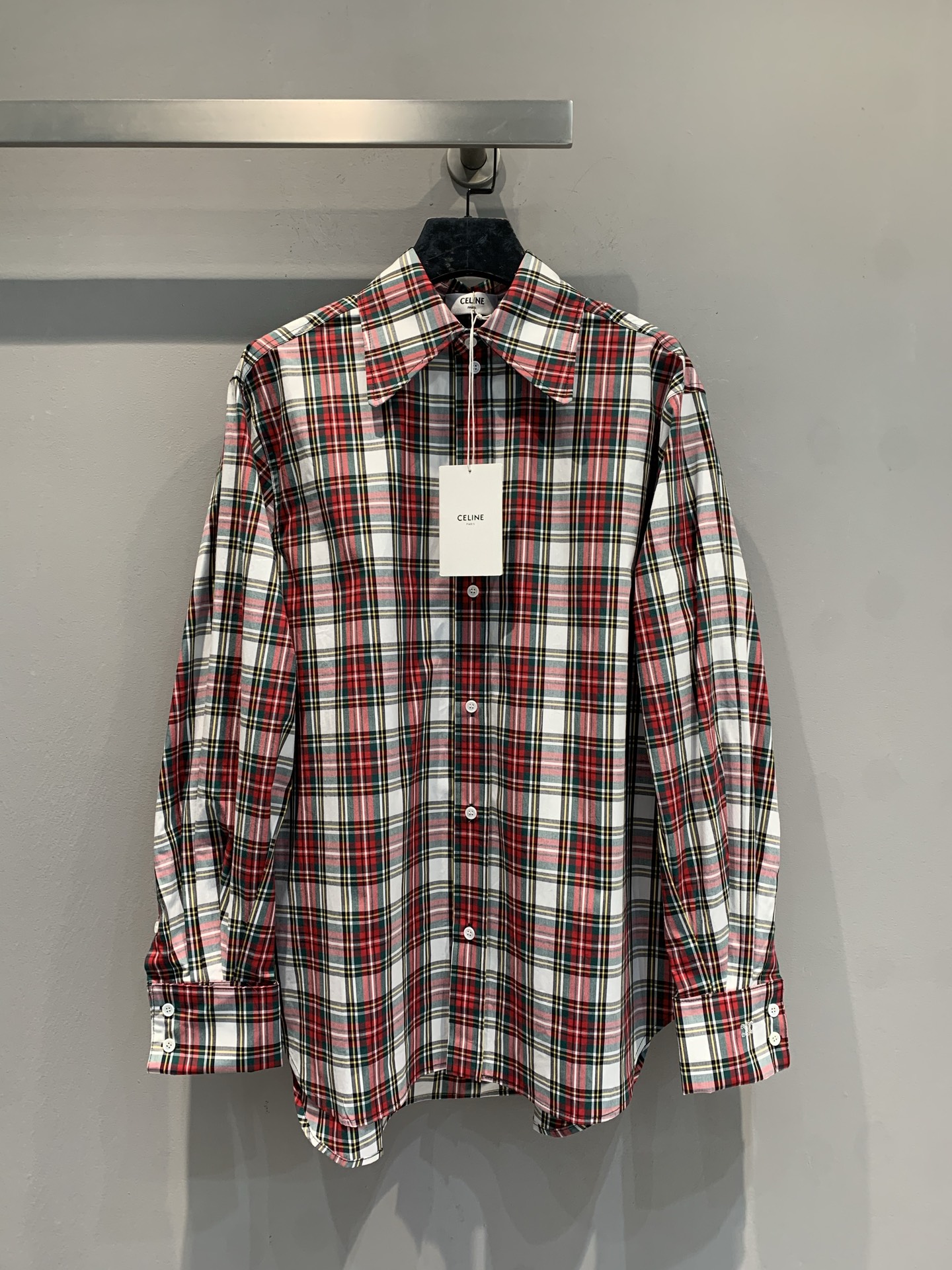 NO:715457,The new model is shipping. The original development Celin*2026 early spring new fashionable retro red plaid shirt, classic red, white and black plaid, retro and fashionable!  High-count cotton-dyed fabric, soft and breathable, super comfortable to wear ~ Oversize version + lapel long sleeves, brand embroidery on the cuffs, full of details. It looks great when worn alone or layered with T-shirts and jackets. It can easily switch between lazy or sweet and cool style, and can be easily used for daily outings and leisure occasions!  Size SML,,celine,versace,jackets & coats,shirts,tees,t-shirt,19860909新款出货啦 原版开发 Celin*2026早春新款时髦复古红格纹衬衫,经典红白黑格纹,复古又时髦！高支棉色织面料,柔软透气,穿着超舒适～Oversize版型+翻领长袖,袖口有品牌刺绣,细节满分.单穿or叠搭T恤、夹克都很出彩,轻松切换慵懒or甜酷风,日常出街、休闲场合都能轻松驾驭！码数SML,,celine,versace,jackets & coats,shirts,tees，t-shirt,,Women's clothing