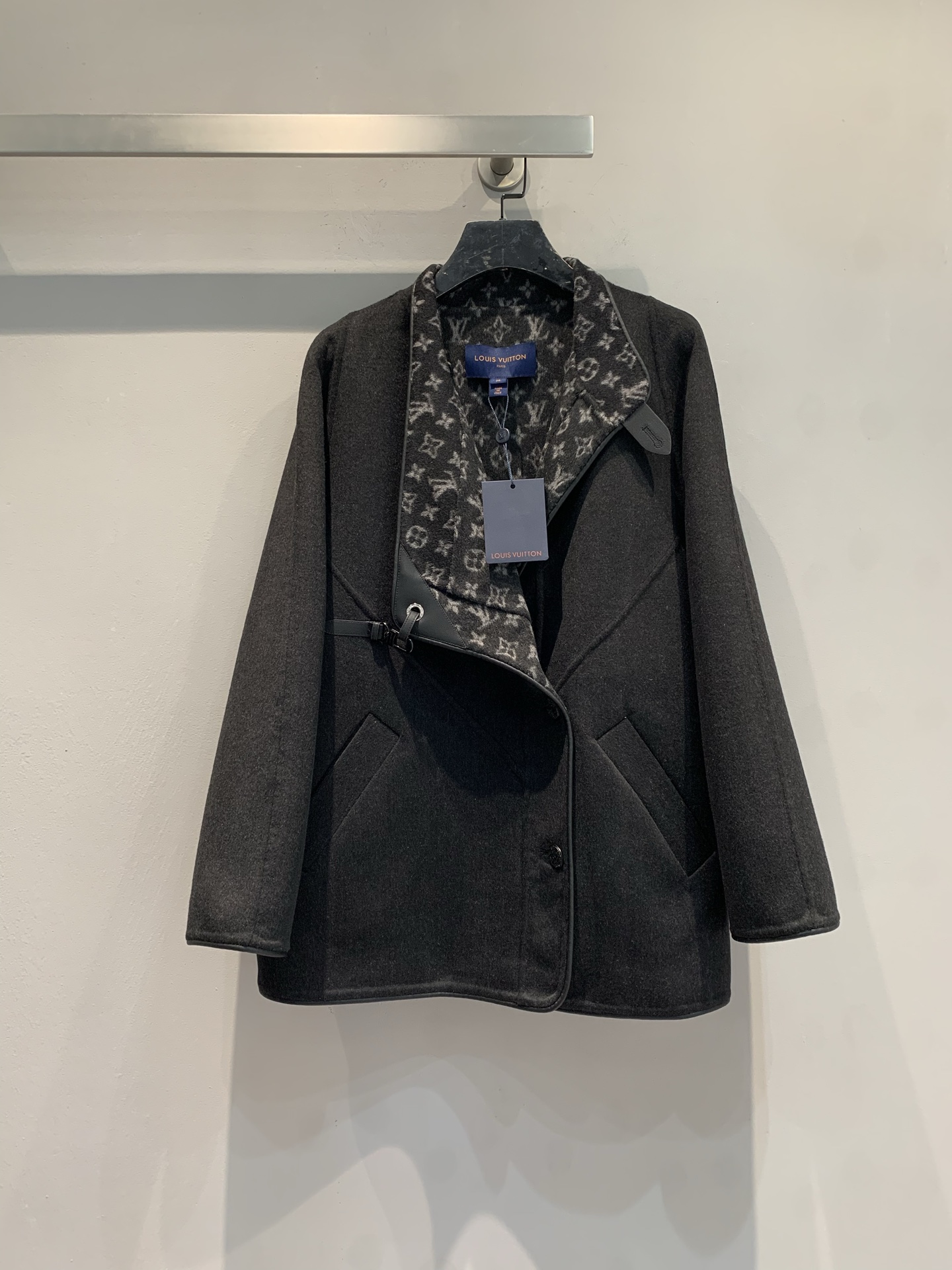 NO:715167,The new model is shipped with a dust bag. Top-quality fabrics come with a full set of packaging. L's new autumn and winter short coat with small flower stand collar and irregular short coat is made of sheep wool jacquard fabric imported from Australia. The fabric is soft and velvety!  Full body floral tailoring, imported goatskin metal buckle!  The invincible large lapels are made for aura, and your upper body will become whiter and more beautiful in seconds!  Black code number 36 38 40,,louis vuitton,sheepskin,19860909配防尘袋新款出货啦 顶级面料配全套包装 L家秋冬新款小花立领不规则短款大衣,澳洲进口绵羊毛呢提花面料,面料柔软绒感十足！满身对花剪裁,进口山羊皮金属扣！无敌大翻领为气场而生,上身秒变白富美！黑色 码数36 38 40,,louis vuitton,sheepskin,,Women's clothing