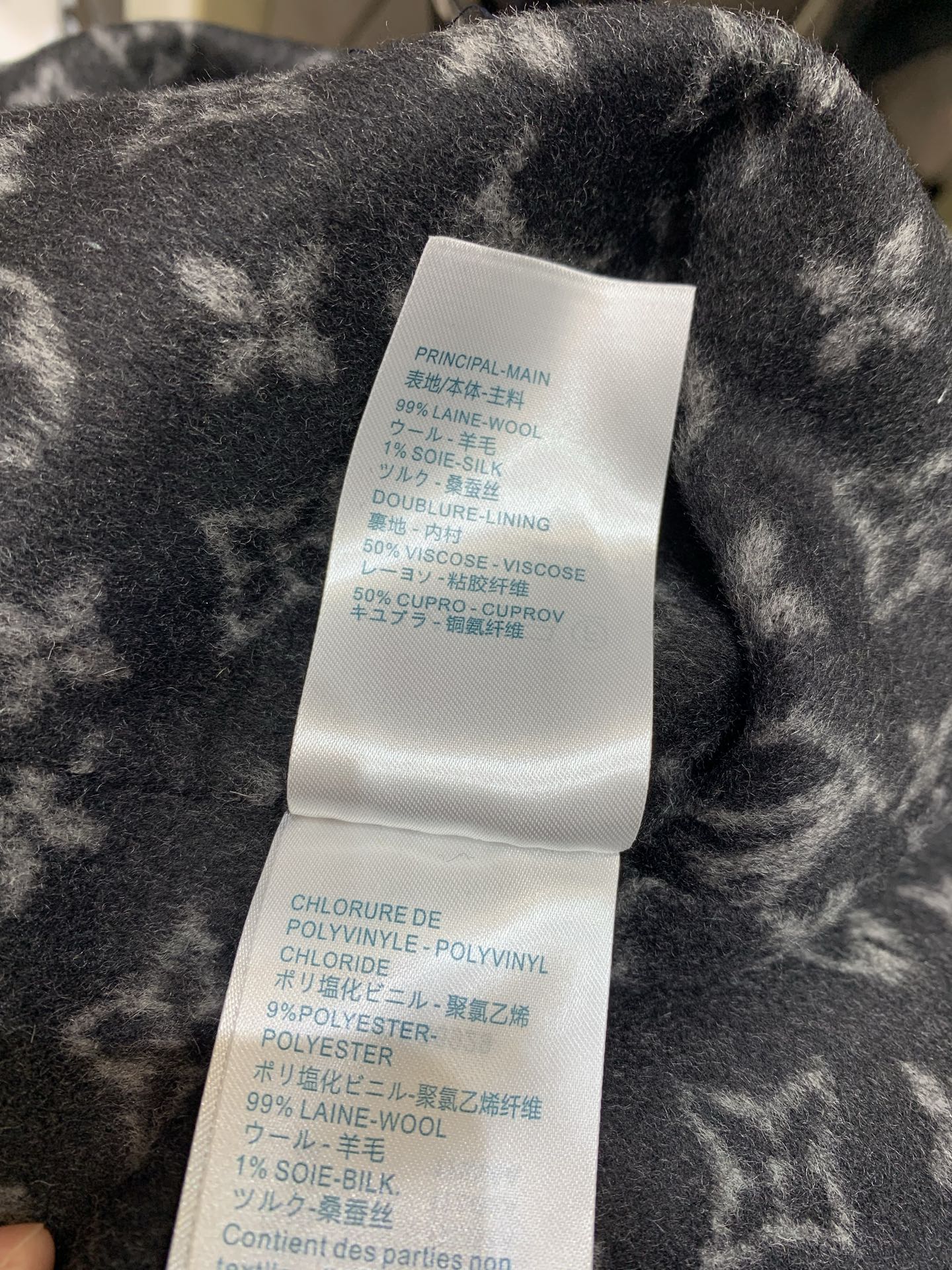 新款🌟出货啦📢 顶级面料配全套包装 L家秋冬新款小花立领不规则短款大衣，澳洲进口绵羊毛呢提花面料，面料柔