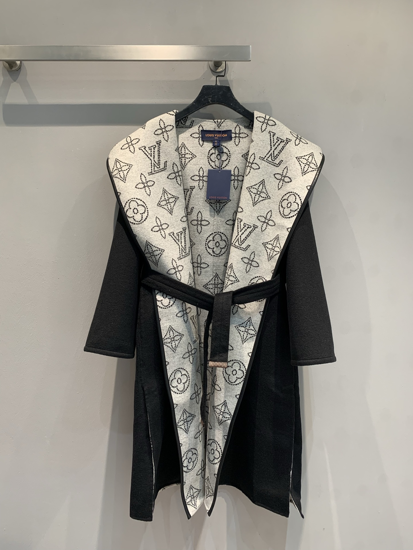 NO:717487,The new model is shipped with dust bag. M1 top-quality fabrics come with complete packaging. L family's new autumn and winter large flower wrap-style long coat is made of sheep wool jacquard fabric imported from Australia. The fabric is soft and velvety!  Full body floral tailoring, imported goatskin binding!  The invincible large lapels are made for aura, and your upper body will become whiter and more beautiful in seconds!  Delivered with the same color belt. Black and white color matching, code number 36 38 40,,louis vuitton,sheepskin,19860909配防尘袋新款出货啦M1 顶级面料配全套包装 L家秋冬新款大花围裹式长款大衣,澳洲进口绵羊毛呢提花面料,面料柔软绒感十足！满身对花剪裁,进口山羊皮包边！无敌大翻领为气场而生,上身秒变白富美！配送同色腰带.黑白拼色 码数36 38 40,,louis vuitton,sheepskin,,Women's clothing