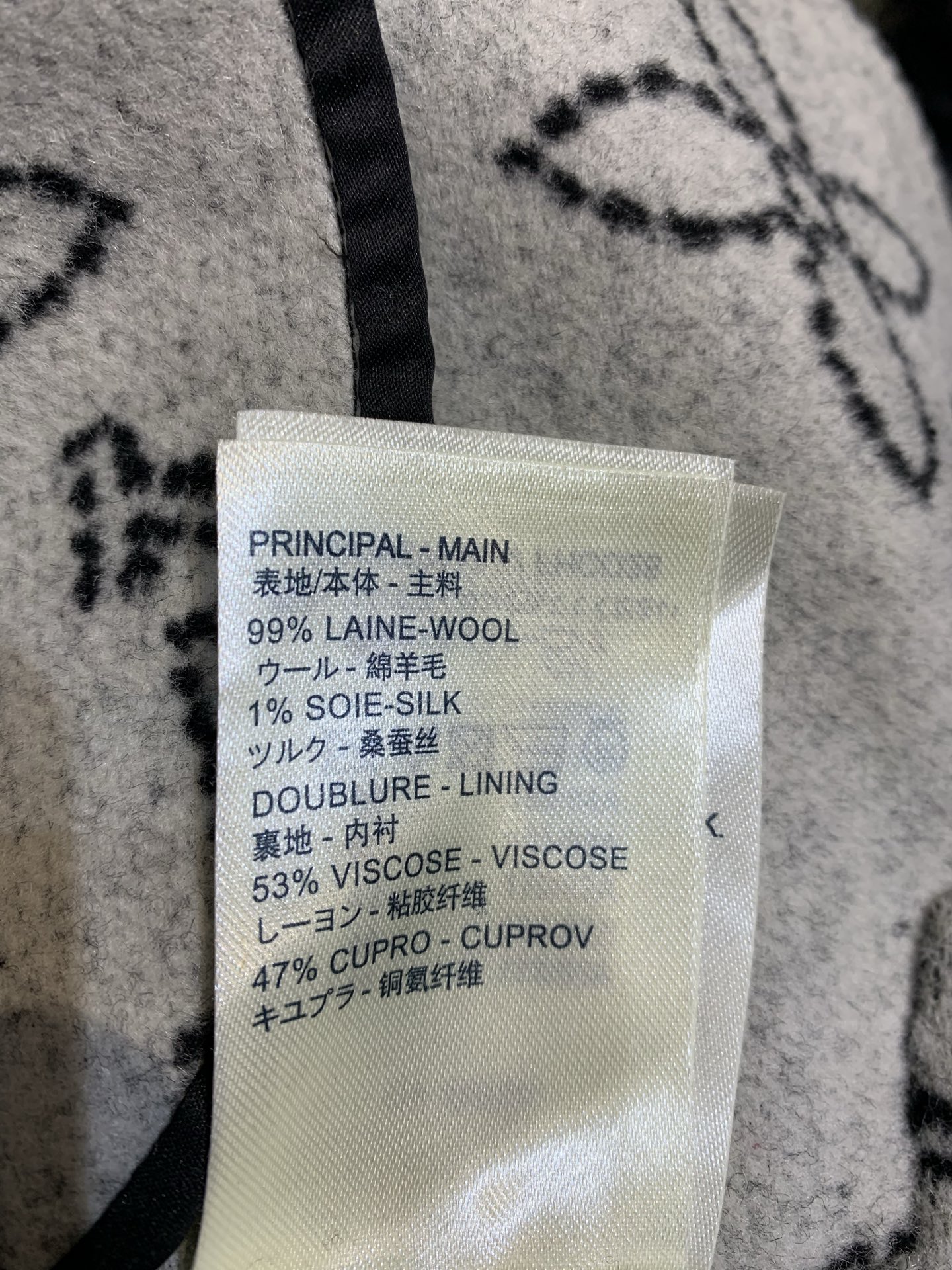新款🌟出货啦📢 顶级面料配全套包装 L家秋冬新款大花围裹式长款大衣，澳洲进口绵羊毛呢提花面料，面料柔软绒