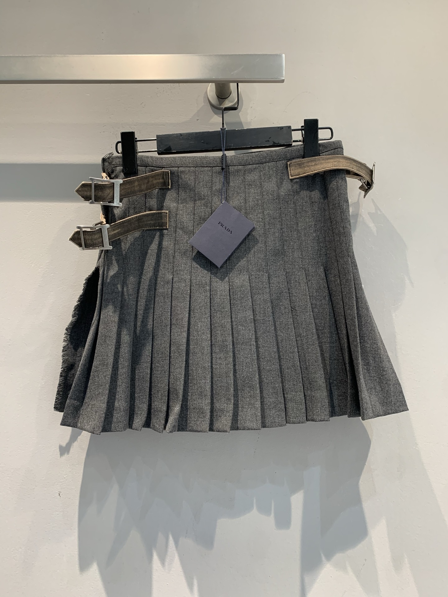 NO:715462,The new model is on the way. Original development. Prad*2025 new fashionable retro leather buckle wool pleated skirt for autumn and winter. Made of worsted wool, soft and warm, perfect for autumn and winter wear!  The high-waisted A-line version + double belt design, with metal buckle details, give it a retro college feel. The pleated skirt modifies the leg shape, making it look slimmer and playful. The gray color is low-key and versatile, making it easy to wear for both commuting and leisure. Pair it with a sweater or sweater to easily get a fashionable college-style look!  Size SML,,prada,hoodie,sweatshirts,skirts,19860909新款出货啦原版开发 Prad*2025秋冬新款时髦复古皮扣羊毛百褶半身裙,精纺羊毛材质,柔软又保暖,秋冬穿超合适！高腰A字版型+双腰带设计,金属扣细节超有复古学院感.百褶裙摆修饰腿型,显瘦又俏皮,灰色低调百搭,通勤休闲都能轻松驾驭～搭配针织衫或卫衣,轻松get时髦学院风look！码数SML,,prada,hoodie,sweatshirts,skirts,,Women's clothing