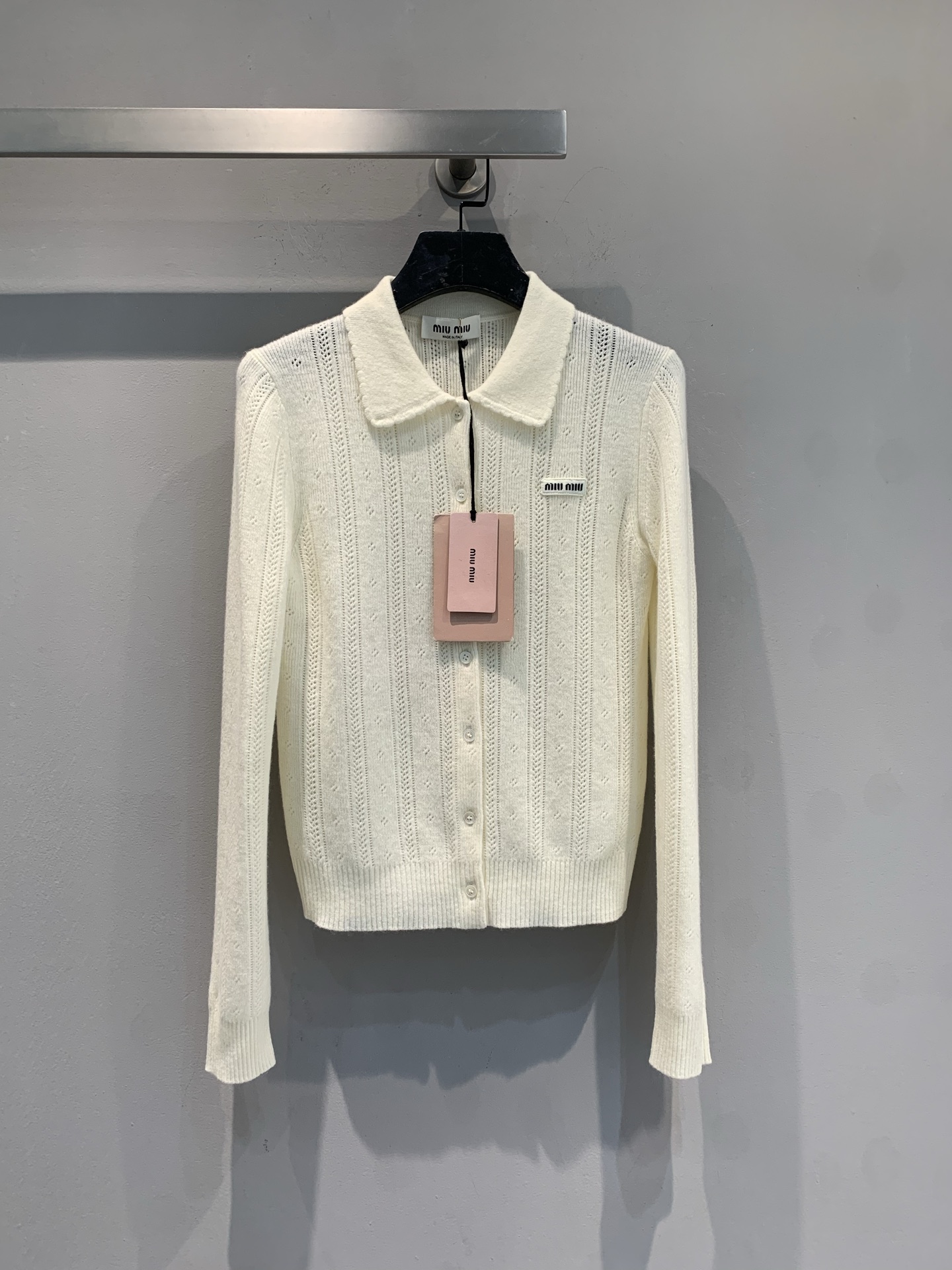 NO:715742,The new model is shipping. M original development Miumi*2026 early spring new milky white hollow knitted cardigan, soft knitted material, Polo lapel + hollow pattern, full of college style!  The brand embroidery on the left chest is very recognizable. The short design looks great with high-waisted skirts or jeans, and can be easily worn for commuting and leisure. The early spring series focuses on girly and gentle style, sweet and practical, and is one of Miu's classic items. Size SML,, miumiu, skirts, jeans,19860909新款出货啦M原版开发 Miumi*2026早春新款奶白色镂空针织开衫,柔软针织材质,Polo翻领+镂空花纹,学院风满满！左胸品牌刺绣超有辨识度.短款设计,搭高腰裙或牛仔裤都很出彩,通勤休闲都能轻松驾驭.早春系列主打少女感和温柔风,甜美又实用,是Miu经典单品之一.码数SML,,miumiu,skirts,jeans,,Women's clothing