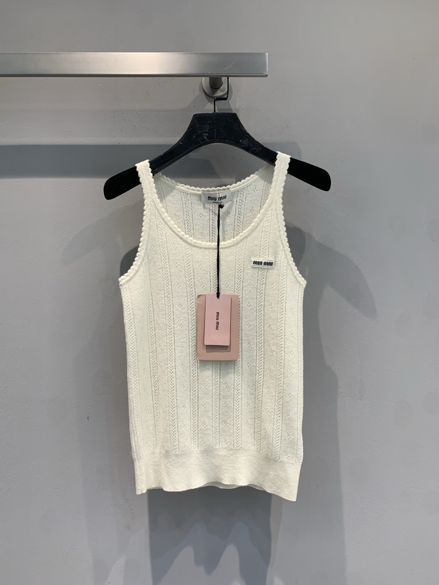 NO:717527,The new model is shipped M. Original development Miumi*2026 early spring new off-white hollow lace knitted vest, made of soft cashmere blended fabric, vertical striped hollow + lace design, full of details. Sleeveless round neck, slim fit, suitable for wearing alone or layered, easy to match with jackets and shirts, and can be easily managed for daily outings or parties. Size SML,,miumiu,jackets & coats,shirts,19860909新款出货啦M 原版开发 Miumi*2026早春新款米白色镂空花边针织背心,采用柔软羊绒混纺面料,竖条纹镂空+花边设计,细节感满满.无袖圆领,修身剪裁,单穿或内搭都很OK,轻松搭配外套、衬衫,日常出街或聚会都能轻松驾驭.码数SML,,miumiu,jackets & coats,shirts,,Women's clothing