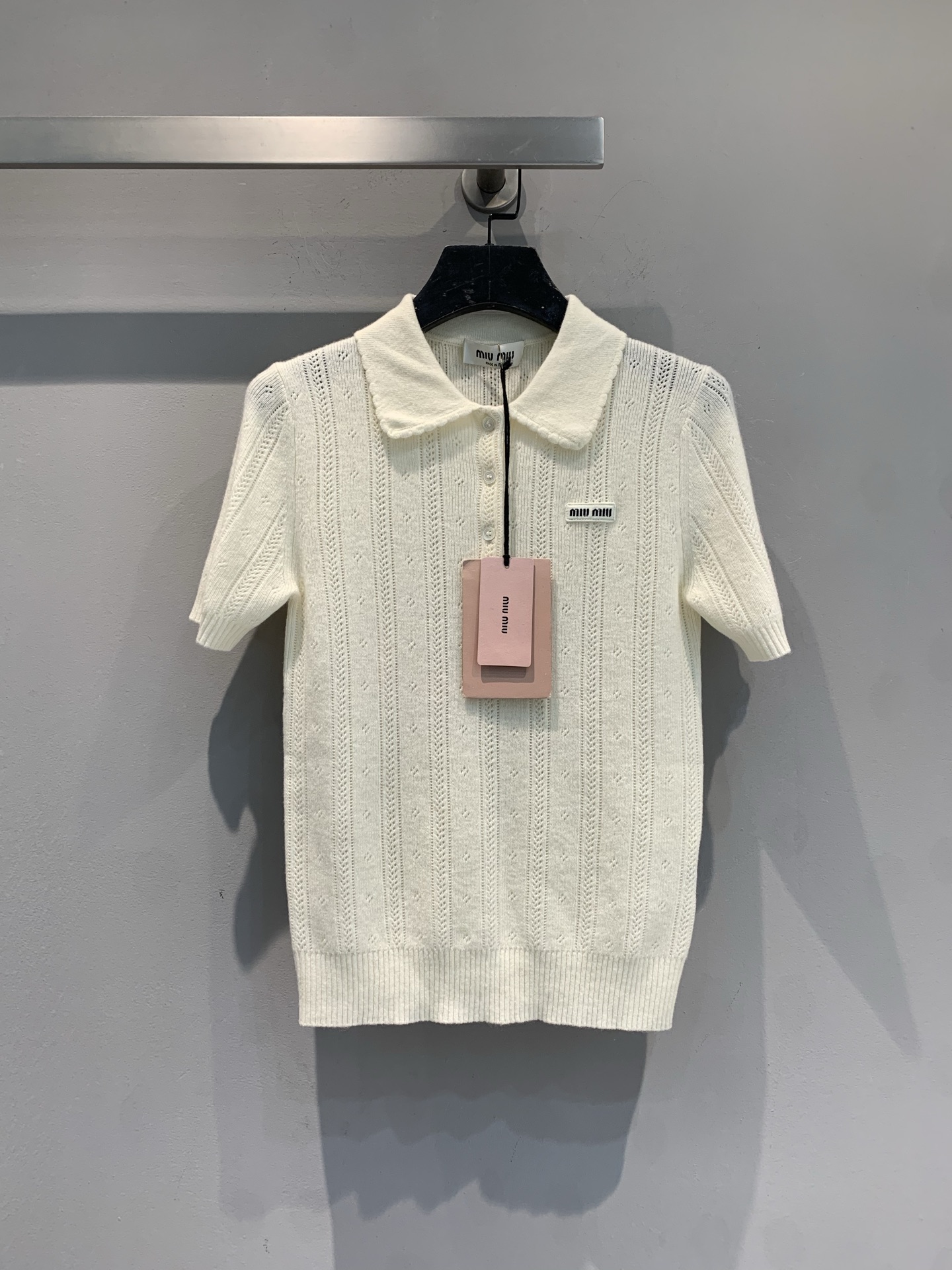 NO:715736,New model shipped, original version developed  Miumi*2026 early spring new milky white knitted short-sleeved POLO shirt, fine cashmere blend, soft and skin-friendly, vertical pit strips + micro-hollow design, breathable and layered. Classic POLO lapel + exquisite buttons, college style and elegant temperament.  The milky white color is versatile and does not matter skin color. It looks great when worn alone or layered. The slim cut outlines the body shape and can be easily used for commuting, dating and daily life. It is a practical and fashionable wardrobe essential. Size SML, miumiu, T-shirt,19860909新款出货啦 原版开发 Miumi*2026早春新款奶白色针织短袖POLO衫,细羊绒混纺,柔软亲肤,竖坑条+微镂空设计,透气又有层次感.经典POLO翻领+精致纽扣,学院风与优雅气质兼具,奶白色调百搭不挑肤色,单穿或叠穿都很出彩.修身剪裁勾勒身形,通勤、约会、日常都能轻松驾驭,是实用又时髦的衣橱必备单品.码数SML,,miumiu,T-shirt,,Women's clothing