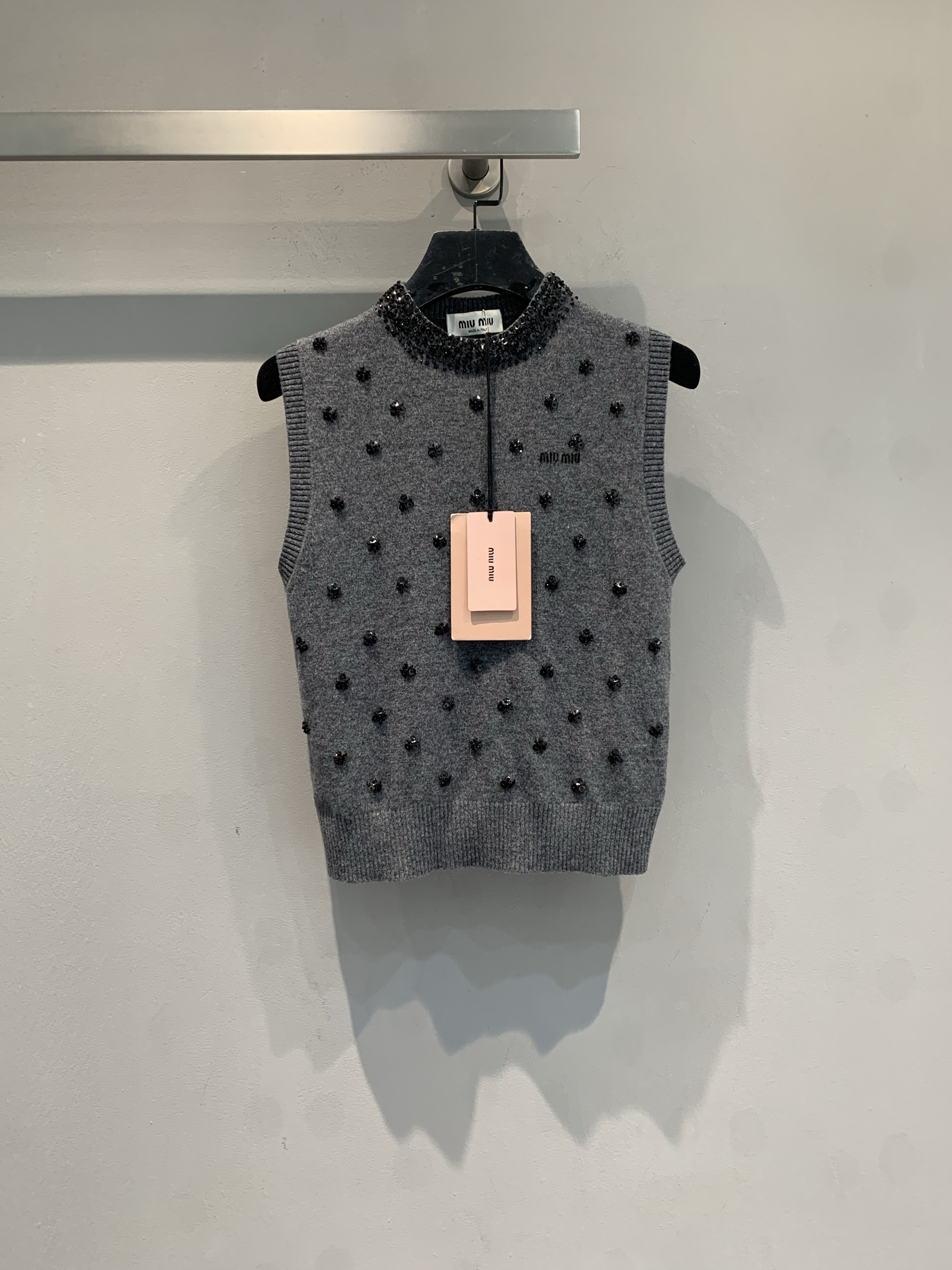 NO:715733,The new model has arrived. MMiumi*2026 new heavy beaded knitted cashmere vest for early spring is made of high-quality cashmere, soft and warm, and super comfortable to wear in autumn and winter! The main color is gray + sequined beading, full of sophistication, and the details on the neckline and body are extra points.  The sleeveless design is suitable for layering or wearing alone. It looks great when paired with skirts and high-waisted pants. It can easily create an elegant retro style. It can be easily used for daily commuting and parties. It is practical and fashionable! Size SML, miumiu, skirts,19860909新款出货啦MMiumi*2026早春新款重工钉珠针织羊绒马甲,采用高品质羊绒,柔软又保暖,秋冬穿超舒服!灰色主调+亮片钉珠,精致感满满,领口和衣身细节超加分.无袖设计,叠穿或单穿都很OK,搭配裙装,高腰裤都很出彩,轻松打造优雅复古风~日常通勤,聚会都能轻松驾驭,实用又时髦!码数SML,,miumiu,skirts,,Women's clothing