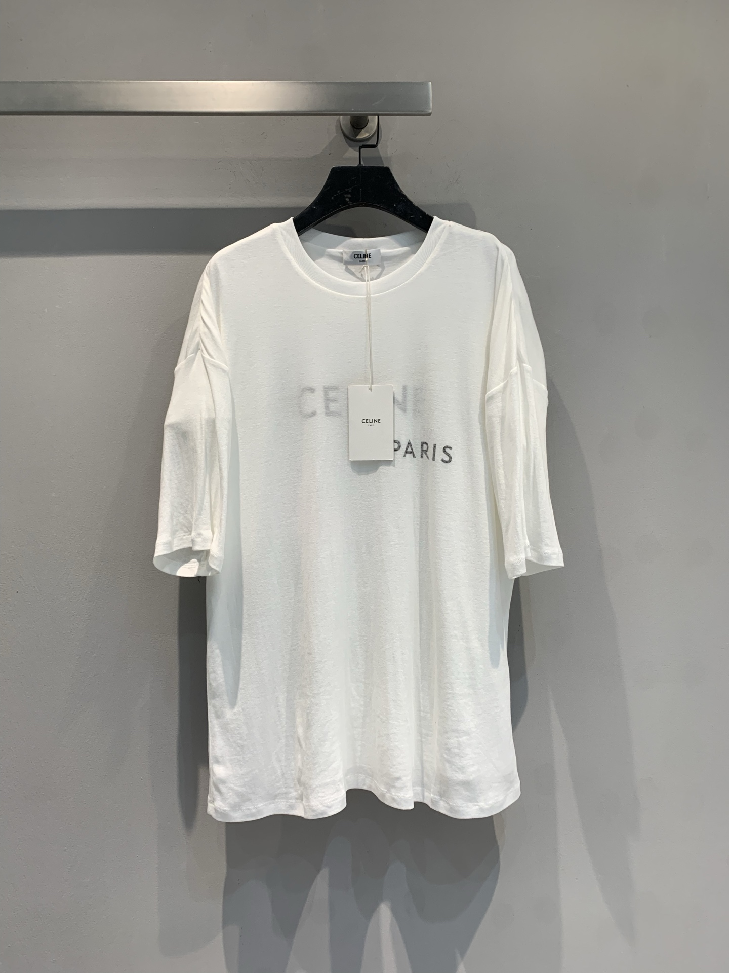 NO:717551,The new model is shipping. The original development of Celin*2026 spring and summer new milky white double-layer short-sleeved T-shirt is made of pima cotton, soft and breathable, and super comfortable to wear!  Double-layer design, with letter printing on the inner layer and Arc de Triomphe logo + city landmark on the outer layer, it is simple and detailed. The slightly loose shoulder cut and round neck modify the shoulder and neck lines, which can be easily worn by both men and women. It is great to wear alone or layered ~ it can be easily held in daily commuting and leisure occasions, and the sense of relaxation is perfect!  Size SML,,celine,T-shirt,tees,t-shirt,19860909新款出货啦原版开发 Celin*2026春夏新款奶白色双层短袖T恤,采用匹马棉,柔软透气,穿着超舒适！双层设计,内层字母印花,外层凯旋门Logo+城市地标,简约又有细节感.微宽松落肩剪裁,圆领修饰肩颈线条,男女都能轻松驾驭,单穿或叠搭都很出彩～日常通勤、休闲场合都能轻松hold住,松弛感满分！码数SML,,celine,T-shirt,tees，t-shirt,,Women's clothing