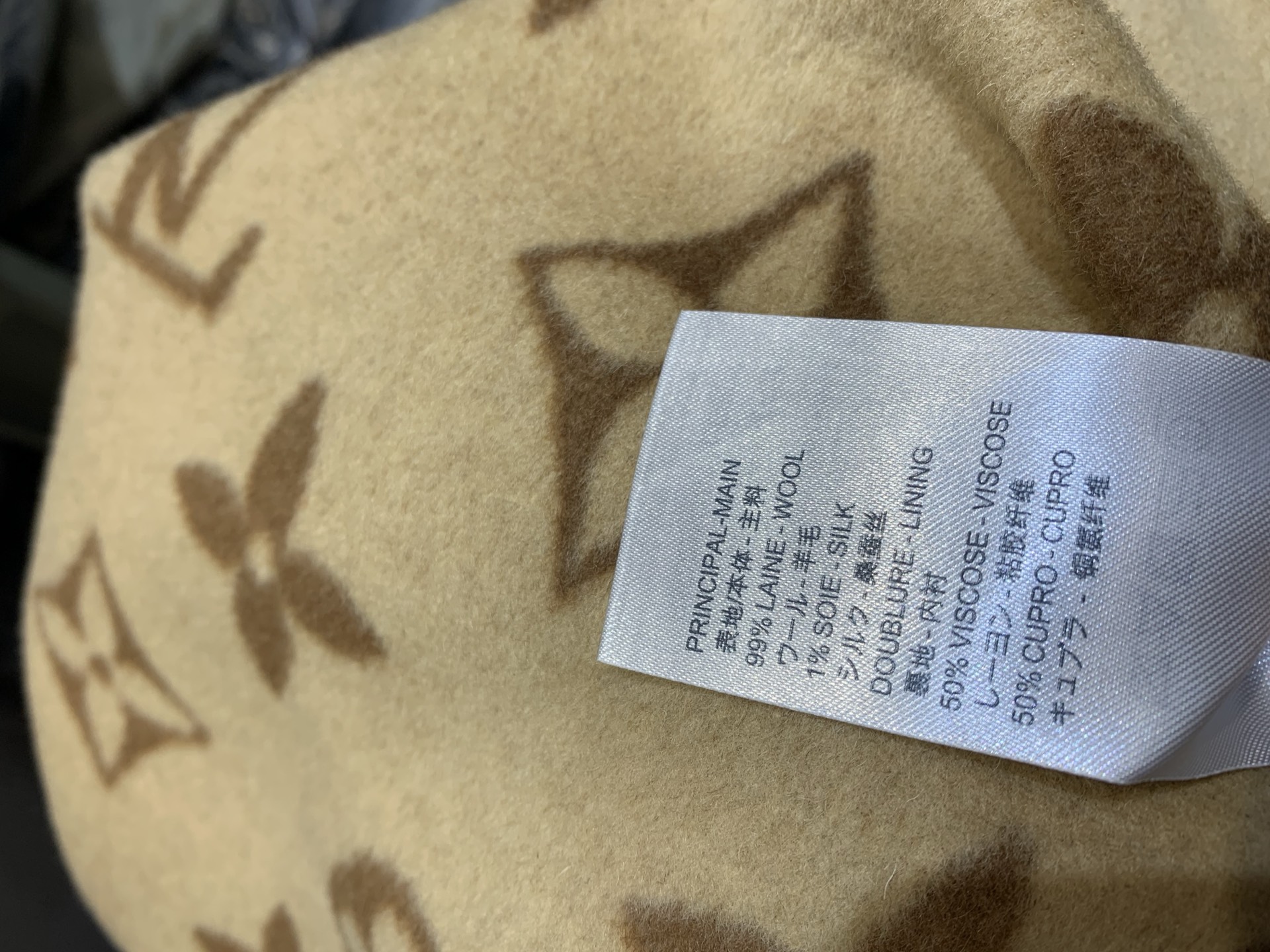 新款🌟出货啦📢 顶级面料配全套包装 L家秋冬新款西装领长款大衣，澳洲进口羊毛呢提花面料，面料柔软绒感十足