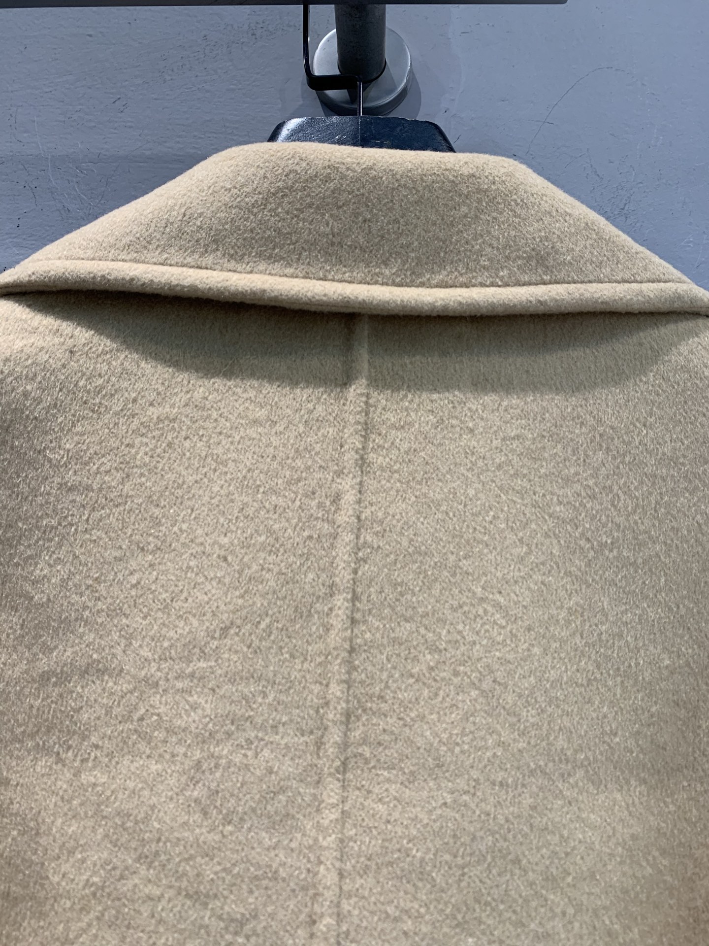 新款🌟出货啦📢 顶级面料配全套包装 L家秋冬新款西装领长款大衣，澳洲进口羊毛呢提花面料，面料柔软绒感十足