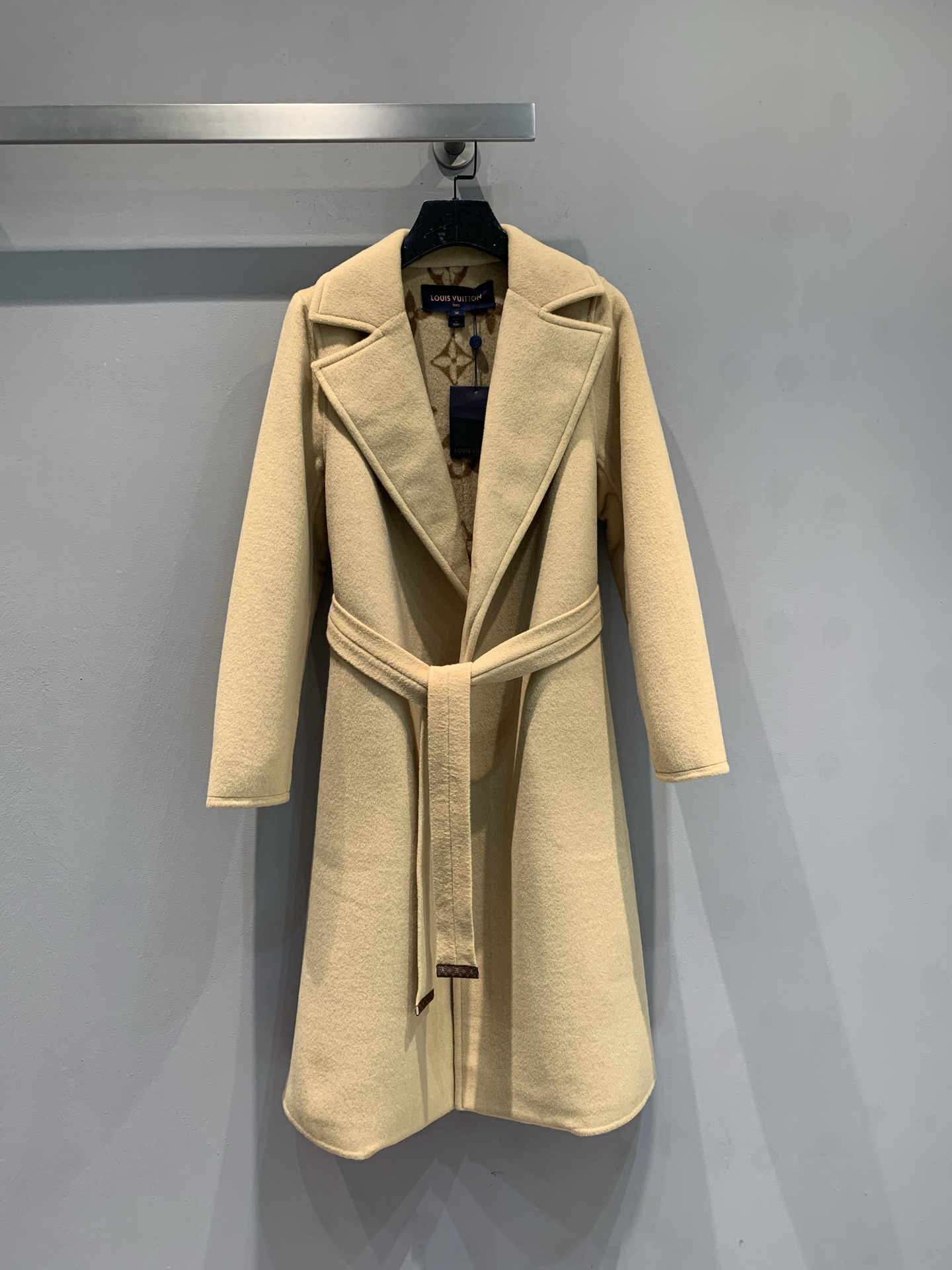 NO:716104,Equipped with dust bag, the new model is shipped. M top-quality fabrics with complete packaging. L family's new autumn and winter suit collar long coat, imported from Australia, woolen jacquard fabric, the fabric is soft and velvety!  Full body floral tailoring!  Paired with a belt of the same color around the waist, the upper body looks like a royal lady!  Milk tea color, code number 36 38 40,, louis vuitton, business suit,19860909配防尘袋新款出货啦M顶级面料配全套包装 L家秋冬新款西装领长款大衣,澳洲进口羊毛呢提花面料,面料柔软绒感十足！满身对花剪裁！腰间配以同色腰带,上身御姐范十足！ 奶茶色,码数36 38 40,,louis vuitton,business suit,,Women's clothing