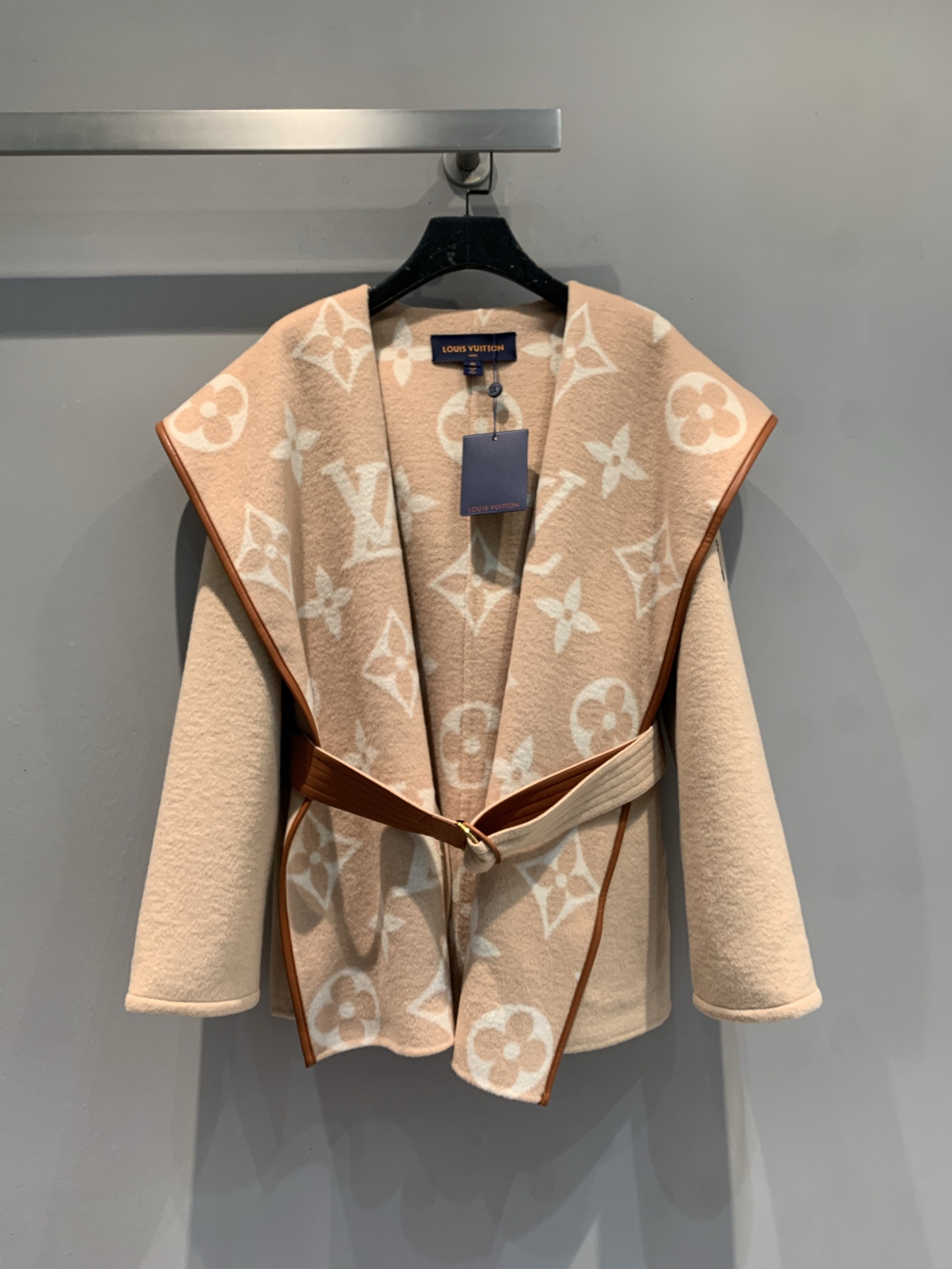 NO:716097,Equipped with dust bag, the new model is shipped. Top-quality fabrics with complete packaging. L's new autumn and winter large flower wrap-style short coat, imported from Australia, sheep wool jacquard fabric, the fabric is soft and velvety!  Full body floral tailoring, imported goatskin binding!  The invincible large lapels are made for aura, and your upper body will become whiter and more beautiful in seconds!  Delivered with same color belt. Size 36 38 40,,louis vuitton,sheepskin,19860909配防尘袋新款出货啦顶级面料配全套包装 L家秋冬新款大花围裹式短款大衣,澳洲进口绵羊毛呢提花面料,面料柔软绒感十足！满身对花剪裁,进口山羊皮包边！无敌大翻领为气场而生,上身秒变白富美！配送同色腰带. 码数36 38 40,,louis vuitton,sheepskin,,Women's clothing