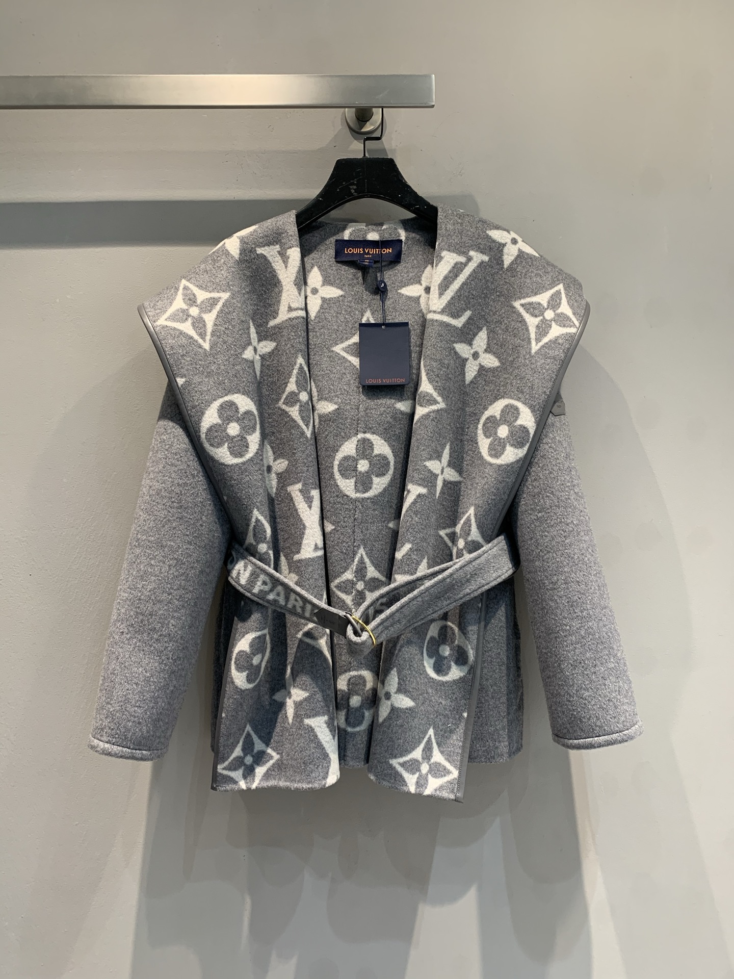 NO:716099,Equipped with dust bag, the new model is shipped. M top-quality fabrics with complete packaging. L family's new autumn and winter large flower wrap-style short coat, imported from Australia, sheep wool jacquard fabric, the fabric is soft and velvety!  Full body floral tailoring, imported goatskin binding!  The invincible large lapels are made for aura, and your upper body will become whiter and more beautiful in seconds!  Delivered with same color belt. Gray code number 36 38 40,,louis vuitton,sheepskin,19860909配防尘袋新款出货啦M顶级面料配全套包装 L家秋冬新款大花围裹式短款大衣,澳洲进口绵羊毛呢提花面料,面料柔软绒感十足！满身对花剪裁,进口山羊皮包边！无敌大翻领为气场而生,上身秒变白富美！配送同色腰带.灰色 码数36 38 40,,louis vuitton,sheepskin,,Women's clothing