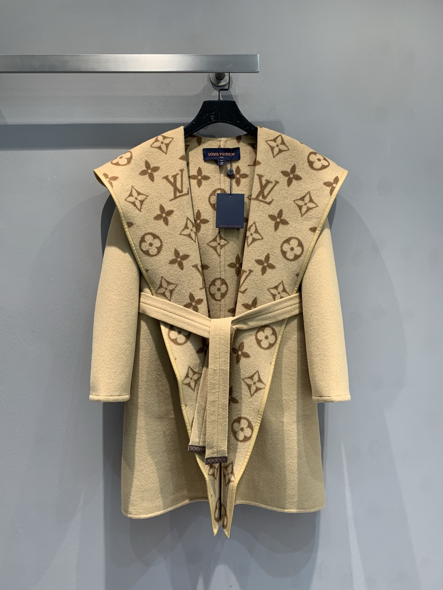 NO:717550,The new model is shipped with a dust bag. Top-quality fabrics come with a complete set of packaging. L's new autumn and winter large floral wrap-style mid-length coat is made of sheep wool jacquard fabric imported from Australia. The fabric is soft and velvety!  Full body floral tailoring, imported goatskin binding!  The invincible large lapels are made for aura, and your upper body will become whiter and more beautiful in seconds!  Delivered with same color belt. Camel code number 36 38 40,,louis vuitton,sheepskin,19860909配防尘袋新款出货啦 顶级面料配全套包装 L家秋冬新款大花围裹式中长款大衣,澳洲进口绵羊毛呢提花面料,面料柔软绒感十足！满身对花剪裁,进口山羊皮包边！无敌大翻领为气场而生,上身秒变白富美！配送同色腰带.驼色 码数36 38 40,,louis vuitton,sheepskin,,Women's clothing