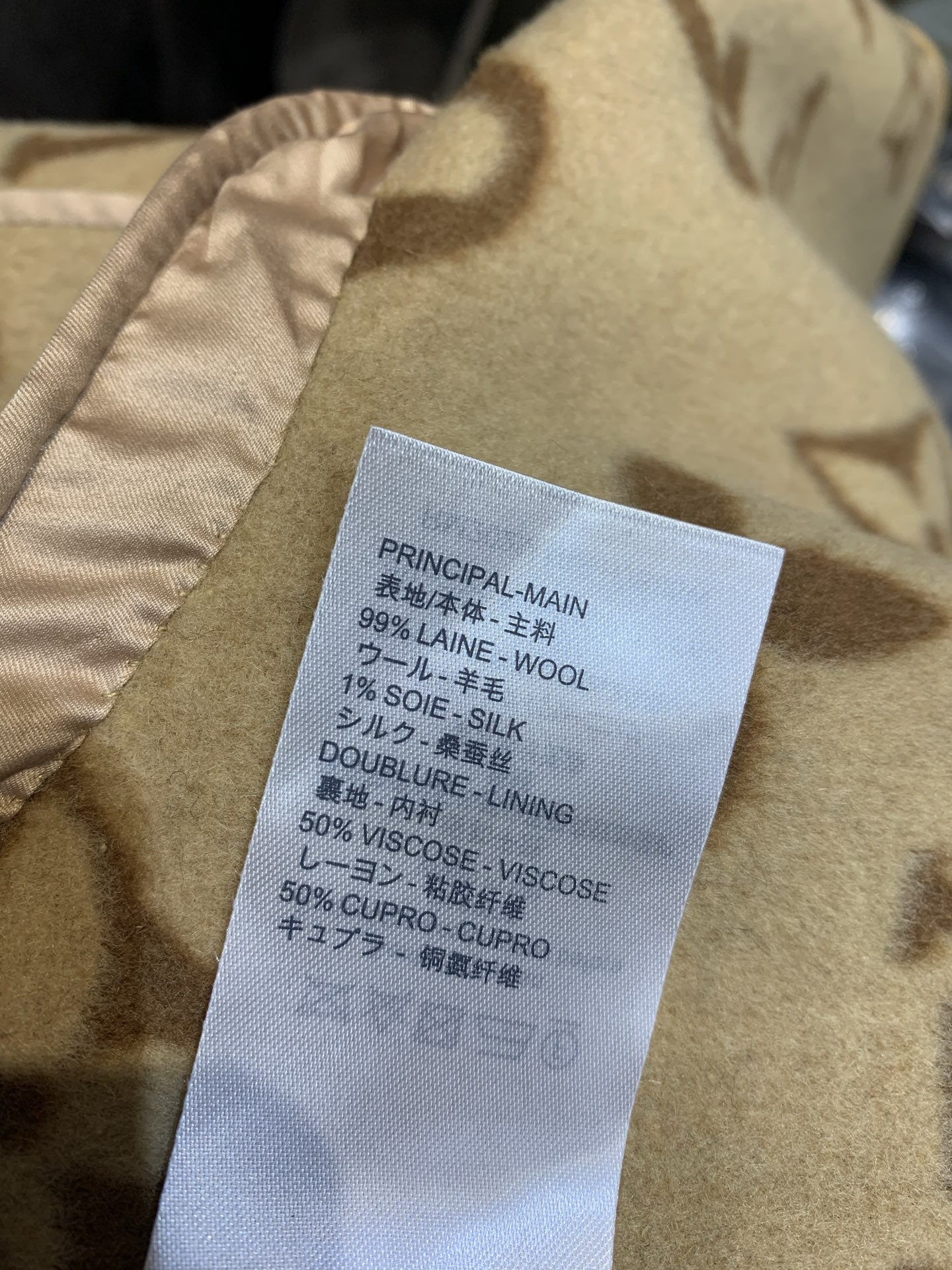 新款🌟出货啦📢 顶级面料配全套包装 L家秋冬新款大花围裹式中长款大衣，澳洲进口绵羊毛呢提花面料，面料柔软