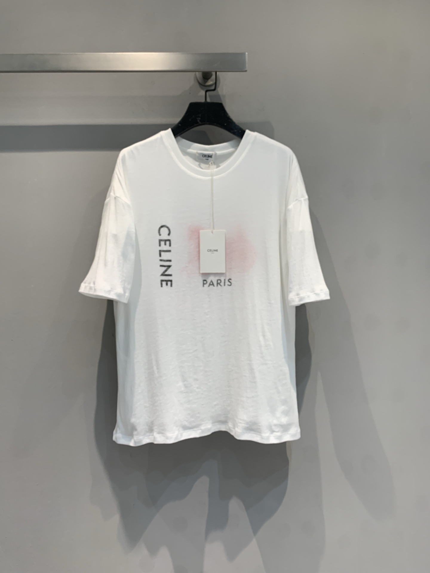 NO:716103,The new model is shipped. M original development Celin*2026 new spring and summer carriage print two short-sleeved T-shirts, made of high-count combed cotton, soft and skin-friendly, super comfortable to wear!  The loose round neck design accommodates a variety of body shapes. The carriage pattern + 'CELINE PARIS' words on the front are simple and recognizable. It can be easily used for daily commuting and leisure. It goes well with jeans or skirts. It is a must-have and versatile item for the early spring wardrobe!  Size SML,,celine,skirts,jeans,T-shirt,tees,t-shirt,19860909新款出货啦M原版开发 Celin*2026春夏新款马车印花两件短袖T恤,选用高支精梳棉,柔软亲肤,穿着超舒适！宽松圆领设计,包容多种身材,正面马车图案+“CELINE PARIS”字样,简约又有辨识度.日常通勤、休闲都能轻松驾驭,搭配牛仔裤或半裙都很出彩,是早春衣橱必备百搭单品！码数SML,,celine,skirts,jeans,T-shirt,tees，t-shirt,,Women's clothing