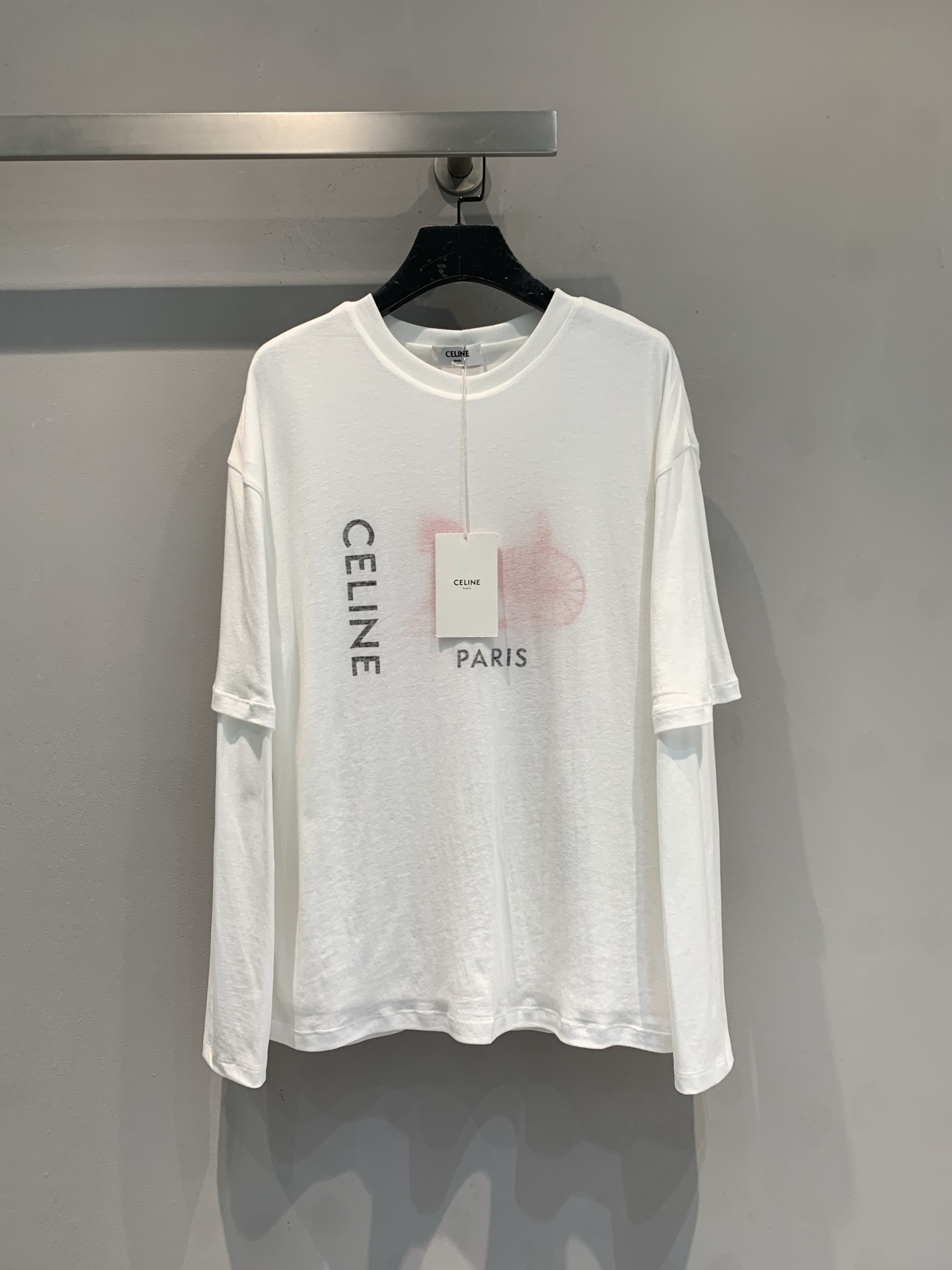 NO:716101,The new model is shipping. The original development Celin*2026 new spring and summer carriage print two pieces of long-sleeved T-shirts, made of high-count combed cotton, soft and skin-friendly, and super comfortable to wear!  The main tone is white + the carriage print on the chest, which is full of French elegance. The loose round neck design is adaptable to a variety of body shapes and is OK to wear alone or layered. The long sleeves are suitable for early spring, warm and fashionable. Paired with jeans or skirts, you can easily switch between street or elegant style. It is a must-have and versatile item for early spring wardrobe!  Size SML,,celine,skirts,jeans,tees,t-shirt,19860909新款出货啦原版开发 Celin*2026春夏新款马车印花两件长袖T恤,高支精梳棉材质,柔软亲肤,穿着超舒适！白色主调+胸前马车印花,法式优雅气质满分.宽松圆领设计,包容多种身材,单穿或叠搭都很OK.长袖适合早春,保暖又时髦,搭配牛仔裤或半裙,轻松切换街头or优雅风,是早春衣橱必备百搭单品！码数SML,,celine,skirts,jeans,tees，t-shirt,,Women's clothing